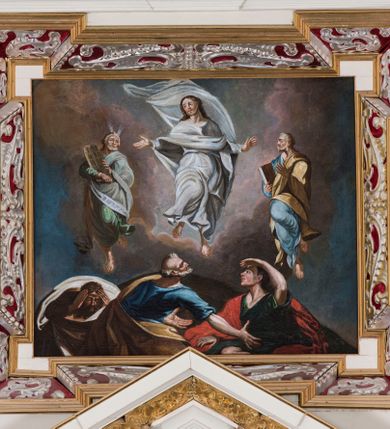 Zdjęcie nr 35: Ołtarz architektoniczny, dwukondygnacyjny, trójosiowy, ze zwieńczeniem. Ołtarz murowany, prostopadłościenny z marmurowym antepedium. Tabernakulum w formie prostopadłościennej, metalowej szafki ujętej parą ażurowych spływów wolutowych w formie stylizowanych wici akantowych. Drzwiczki, w kształcie zbliżonym do kwadratu, zdobione motywem krzyża i banderoli z napisem „IHS” ujętych kłosami zboża i kiściami winnej latorośli. Tron wystawienia w formie baldachimu wspartego na 4 kolumienkach. Krawędź zwieńczenia ujęta jest ornamentyką roślinną, w motywem kartusza z krzyżem po środku. Oś środkowa retabulum osadzona na wysokim, zdwojonym cokole o zryzalitowanych bokach. Pierwszą kondygnację ujmują dwie pary kolumn o kanelowanych trzonach i korynckich kapitelach, z czego wewnętrzne wysunięte względem lica nastawy, wspierających wyłamujące się ponad nimi belkowanie, w partii architrawu przybierające kształt  półkolistego łuku nadwieszonego; całość wieńczy forma trójkątnego przyczółka. Druga kondygnacja ujęta parą osadzonych na cokołach kolumn o trzonach zdobionych wicią winnej latorośli, wspierających delikatnie wyłamujące się ponad nimi belkowanie przerwane w partii fryzu u gzymsu. Zwieńczenie w formie trójkątnego, przerwanego przyczółka. W strefie zryzalitowanych po bokach cokołów osi bocznych para półkoliście zamkniętych bramek. Krawędzie zewnętrzne kondygnacji osi bocznych ujęte pojedynczymi kolumnami dźwigającymi wyłamujące się ponad nimi belkowanie wieńczące, będące przedłużeniem belkowania osi środkowej.  Pola cokołu retabulum wypełnione motywami ornamentyki roślinnej, w partii fryzu motywy małżowinowo-chrząstkowe. Druga kondygnacja osi środkowej ujęta parą ażurowych, małżowinowo-chrząstkowych uszaków, szczyt zwieńczenia w formie promienistej glorii z owalnym medalionem ujętym wieńcem obłoków, z monogramem imienia Jezus. Pola osi bocznych w dolnej partii zdobione motywami małżowinowo-chrząstkowego kartusza, w górnej owocowo-kwiatowymi festonami. Skrajne pola cokołu retabulum wypełnia para wizerunków – św. Pawła po prawej stronie i św. Piotra po lewej. Pole pierwszej kondygnacji osi środkowej ma formę płytkiej wnęki w kształcie stojącego prostokąta zamkniętego półkolistym łukiem nadwieszonym, ujętej bogato rzeźbioną ramą z motywem ornamentu małżowinowo-chrząstkowego, w środku obraz Matki Boskiej z Dzieciątkiem. Pole drugiej kondygnacji wypełnia obraz w kształcie leżącego prostokąta, ujęty szeroką ramą z uszakami w narożach, zdobioną ornamentem małżowinowo-chrząstkowym. Po bokach para półkoliście zamkniętych niszy z motywem konchy, wypełnionych parą figur – po prawej stronie św. Dominika, po lewej św. Antoni (?). Pola osi bocznych artykułuje para zamkniętych półkoliście niszy z motywami konchy, z parą rzeźb – św. Stanisława po prawej stronie i św. Wojciecha po lewej.  W szczycie osi bocznych pośrodku para rzeźb flankujących zwieńczenie ołtarza – po prawej stronie św. Wacława, po lewej św. Kazimierza, na końcach para figur aniołów. Struktura polichromowana w odcieniach koloru kremowego i beżowego, detal architektoniczny i ornamentyka złocone i srebrzone.