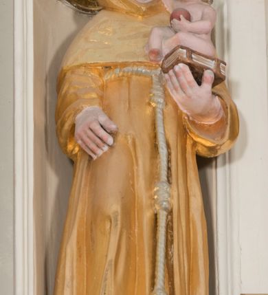 Zdjęcie nr 5: Ołtarz architektoniczny, dwukondygnacyjny, trójosiowy, ze zwieńczeniem. Ołtarz murowany, prostopadłościenny z marmurowym antepedium. Tabernakulum w formie prostopadłościennej, metalowej szafki ujętej parą ażurowych spływów wolutowych w formie stylizowanych wici akantowych. Drzwiczki, w kształcie zbliżonym do kwadratu, zdobione motywem krzyża i banderoli z napisem „IHS” ujętych kłosami zboża i kiściami winnej latorośli. Tron wystawienia w formie baldachimu wspartego na 4 kolumienkach. Krawędź zwieńczenia ujęta jest ornamentyką roślinną, w motywem kartusza z krzyżem po środku. Oś środkowa retabulum osadzona na wysokim, zdwojonym cokole o zryzalitowanych bokach. Pierwszą kondygnację ujmują dwie pary kolumn o kanelowanych trzonach i korynckich kapitelach, z czego wewnętrzne wysunięte względem lica nastawy, wspierających wyłamujące się ponad nimi belkowanie, w partii architrawu przybierające kształt  półkolistego łuku nadwieszonego; całość wieńczy forma trójkątnego przyczółka. Druga kondygnacja ujęta parą osadzonych na cokołach kolumn o trzonach zdobionych wicią winnej latorośli, wspierających delikatnie wyłamujące się ponad nimi belkowanie przerwane w partii fryzu u gzymsu. Zwieńczenie w formie trójkątnego, przerwanego przyczółka. W strefie zryzalitowanych po bokach cokołów osi bocznych para półkoliście zamkniętych bramek. Krawędzie zewnętrzne kondygnacji osi bocznych ujęte pojedynczymi kolumnami dźwigającymi wyłamujące się ponad nimi belkowanie wieńczące, będące przedłużeniem belkowania osi środkowej.  Pola cokołu retabulum wypełnione motywami ornamentyki roślinnej, w partii fryzu motywy małżowinowo-chrząstkowe. Druga kondygnacja osi środkowej ujęta parą ażurowych, małżowinowo-chrząstkowych uszaków, szczyt zwieńczenia w formie promienistej glorii z owalnym medalionem ujętym wieńcem obłoków, z monogramem imienia Jezus. Pola osi bocznych w dolnej partii zdobione motywami małżowinowo-chrząstkowego kartusza, w górnej owocowo-kwiatowymi festonami. Skrajne pola cokołu retabulum wypełnia para wizerunków – św. Pawła po prawej stronie i św. Piotra po lewej. Pole pierwszej kondygnacji osi środkowej ma formę płytkiej wnęki w kształcie stojącego prostokąta zamkniętego półkolistym łukiem nadwieszonym, ujętej bogato rzeźbioną ramą z motywem ornamentu małżowinowo-chrząstkowego, w środku obraz Matki Boskiej z Dzieciątkiem. Pole drugiej kondygnacji wypełnia obraz w kształcie leżącego prostokąta, ujęty szeroką ramą z uszakami w narożach, zdobioną ornamentem małżowinowo-chrząstkowym. Po bokach para półkoliście zamkniętych niszy z motywem konchy, wypełnionych parą figur – po prawej stronie św. Dominika, po lewej św. Antoni (?). Pola osi bocznych artykułuje para zamkniętych półkoliście niszy z motywami konchy, z parą rzeźb – św. Stanisława po prawej stronie i św. Wojciecha po lewej.  W szczycie osi bocznych pośrodku para rzeźb flankujących zwieńczenie ołtarza – po prawej stronie św. Wacława, po lewej św. Kazimierza, na końcach para figur aniołów. Struktura polichromowana w odcieniach koloru kremowego i beżowego, detal architektoniczny i ornamentyka złocone i srebrzone.