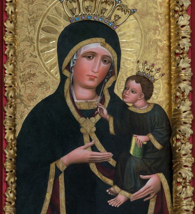 Zdjęcie nr 24: Ołtarz architektoniczny, dwukondygnacyjny, trójosiowy, ze zwieńczeniem. Ołtarz murowany, prostopadłościenny z marmurowym antepedium. Tabernakulum w formie prostopadłościennej, metalowej szafki ujętej parą ażurowych spływów wolutowych w formie stylizowanych wici akantowych. Drzwiczki, w kształcie zbliżonym do kwadratu, zdobione motywem krzyża i banderoli z napisem „IHS” ujętych kłosami zboża i kiściami winnej latorośli. Tron wystawienia w formie baldachimu wspartego na 4 kolumienkach. Krawędź zwieńczenia ujęta jest ornamentyką roślinną, w motywem kartusza z krzyżem po środku. Oś środkowa retabulum osadzona na wysokim, zdwojonym cokole o zryzalitowanych bokach. Pierwszą kondygnację ujmują dwie pary kolumn o kanelowanych trzonach i korynckich kapitelach, z czego wewnętrzne wysunięte względem lica nastawy, wspierających wyłamujące się ponad nimi belkowanie, w partii architrawu przybierające kształt  półkolistego łuku nadwieszonego; całość wieńczy forma trójkątnego przyczółka. Druga kondygnacja ujęta parą osadzonych na cokołach kolumn o trzonach zdobionych wicią winnej latorośli, wspierających delikatnie wyłamujące się ponad nimi belkowanie przerwane w partii fryzu u gzymsu. Zwieńczenie w formie trójkątnego, przerwanego przyczółka. W strefie zryzalitowanych po bokach cokołów osi bocznych para półkoliście zamkniętych bramek. Krawędzie zewnętrzne kondygnacji osi bocznych ujęte pojedynczymi kolumnami dźwigającymi wyłamujące się ponad nimi belkowanie wieńczące, będące przedłużeniem belkowania osi środkowej.  Pola cokołu retabulum wypełnione motywami ornamentyki roślinnej, w partii fryzu motywy małżowinowo-chrząstkowe. Druga kondygnacja osi środkowej ujęta parą ażurowych, małżowinowo-chrząstkowych uszaków, szczyt zwieńczenia w formie promienistej glorii z owalnym medalionem ujętym wieńcem obłoków, z monogramem imienia Jezus. Pola osi bocznych w dolnej partii zdobione motywami małżowinowo-chrząstkowego kartusza, w górnej owocowo-kwiatowymi festonami. Skrajne pola cokołu retabulum wypełnia para wizerunków – św. Pawła po prawej stronie i św. Piotra po lewej. Pole pierwszej kondygnacji osi środkowej ma formę płytkiej wnęki w kształcie stojącego prostokąta zamkniętego półkolistym łukiem nadwieszonym, ujętej bogato rzeźbioną ramą z motywem ornamentu małżowinowo-chrząstkowego, w środku obraz Matki Boskiej z Dzieciątkiem. Pole drugiej kondygnacji wypełnia obraz w kształcie leżącego prostokąta, ujęty szeroką ramą z uszakami w narożach, zdobioną ornamentem małżowinowo-chrząstkowym. Po bokach para półkoliście zamkniętych niszy z motywem konchy, wypełnionych parą figur – po prawej stronie św. Dominika, po lewej św. Antoni (?). Pola osi bocznych artykułuje para zamkniętych półkoliście niszy z motywami konchy, z parą rzeźb – św. Stanisława po prawej stronie i św. Wojciecha po lewej.  W szczycie osi bocznych pośrodku para rzeźb flankujących zwieńczenie ołtarza – po prawej stronie św. Wacława, po lewej św. Kazimierza, na końcach para figur aniołów. Struktura polichromowana w odcieniach koloru kremowego i beżowego, detal architektoniczny i ornamentyka złocone i srebrzone.