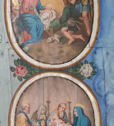 Zdjęcie nr 26: Ściany kościoła pokrywa dekoracja dywanowa, której w partiach stropu towarzyszą przedstawienia figuralne. W prezbiterium wykonano wyraźnie zaakcentowany fryz podstropowy, który od fasety oddziela profilowany i ornamentalnie malowany gzyms. Fryz na baldoniebieskim tle pokryto naprzemiennie rozmieszczonymi uskrzydlonymi główkami aniołów z niskimi wazonami z rozłożonymi trzema gałązkami kwitnących lilii. Poniżej barwnej bordiury oddzielającej fryz od pozostałych partii ścian, wykonano zgeometryzowaną dekorację utworzoną z powtarzających się wielobocznych pól, w których znalazł się stylizowany motyw tego samego kwiatu. Fasetę w prezbiterium pokryto naprzemiennie, rytmicznie rozmieszczonymi stylizowanymi kwiatami na łodydze i bez łodygi, które obwiedziono migdałowymi otokami tworzą ornamentalny pas zamknięty u góry falującą, wąską bordiurą. Dekorację bladoniebieskiego stropu prezbiterium tworzy poprowadzona przy krawędziach srebrno-niebieska arkatura. W centrum na niebieskim tle usianym złotymi gwiazdkami wyobrażono zasiadającą na obłokach Trójcę Świętą obramienioną pofalowaną, wielobarwną bordiurą otoczoną stylizowaną, srebrną wicią akantową. Dekoracyjną wić przedzielono parą uskrzydlonych główek anielskich oraz czterema stylizowanymi pąkami fantazyjnych kwiatów. Frontalnie ujęty Bóg Ojciec został wyobrażony jako siwobrody starzec o bujnych siwych włosach. W prawej ręce trzyma złote berło, lewą zaś wyciąga przed siebie. Bóg Ojciec prawą nogę opiera o niebieski glob, natomiast lewą, wyprostowaną wspiera się o obłoki. Jego twarz charakteryzuje jasna karnacja, szeroko otwarte oczy, wydatny nos i usta. Wokół głowy widać trójkąt. Obok Boga Ojca z lewej strony siedzi Chrystus, który obie nogi wspiera na globie. Zbawiciel trzymający oburącz na wysokości ramienia drewniany krzyż został przedstawiony w trzech czwartych w prawo. Jest to dojrzały mężczyzna o pociągłej twarzy okolonej brązowymi, długimi włosami spływającymi na ramiona oraz brodą. Ma jasną karnację, prosty nos i wydatne usta. Jego melancholijne spojrzenie jest skierowane w bok. Nagi tors okrywa bladoszkarłatny płaszcz odsłaniający prawą nogę. Na dłoniach i stopach widoczne są rany po gwoździach. Głowę Jezusa okala świetlisty nimb. Powyżej obu postaci unosi się gołębica Ducha Świętego w promienistym otoku. Niebieski glob na tle obłoków unoszą dwa aniołki w przepaskach. W nawie kościoła dekorację tworzą trzy różnej szerokości poziome pasy ornamentalne ułożone ponad jednolitą, szarą lamperią. Najszerszy pas pokryto na jasnym tle zgeometryzowanym ornamentem utworzonym z ciemnocynobrowych, migdałowo kształtowanych pól naśladujących wić roślinną. Powyżej rozmieszczono rytmicznie ułożone stylizowane krzyże równoramienne w fantazyjnych, wielobarwnych obramieniach. Najwyższy pas, odpowiadający fryzowi podstropowemu w prezbiterium pokryto wicią winnej latorośli z wplecionymi pękami kłosów. Tą część dekoracji zamyka profilowany gzyms ozdobiony wielobarwnym ornamentem zgeomertyzowanym. Rozpościerającą się ponad nim fasetę ozdobiono rytmicznie rozmieszczonym białym kwiatem na łodydze naśladujący w kształcie grzebień wodny. Dekorację bladoniebieskiego stropu artykułowano za pomocą srebrnej arkatury poprowadzonej przy jego krawędziach oraz ornamentalnych pasów utworzonych z motywów floralnych i geometrycznych, tworzących czworoboczną ramę dla centralnej kompozycji figuralnej. W narożach tego obramienia umieszczono medaliony ukazujące w popiersiach czterech ewangelistów malowanych na blasze miedzianej. Medaliony otaczają stylizowane gałązki dębowe z żołędziami. Każdego ewangelistę identyfikuje jego atrybut. W centrum stropu na bladozielonym tle usianym srebrnymi gwiazdkami namalowano wydłużone owalne obramienie utworzone z szerokiego wieńca różanego o bardzo drobnych kwiatach różanych i listkach. W jego centrum na tle bladoniebieskich obłoków ze złotymi gwiazdkami, bezpośrednio na deskach stropu, przedstawiono stojącą Madonnę z Dzieciątkiem, która depcze węża. Dodatkowo postać Marii zdaje się stać na rozpiętym różańcu. Maria ujęta frontalnie w kontrapoście obiema rękami podtrzymuje na prawym ramieniu Dzieciątko. Ma pociągłą twarz o jasnej karnacji, prostym nosie i wąskich ustach. Spojrzenie jej przymkniętych oczu jest skierowane w dół. Na głowie ma chustę szczelnie okrywającą jej włosy oraz złotą koronę o niskich sterczynach. Madonna ubrana jest w bladoczerwoną suknię odsłaniającą bosą stopę, którą depcze węża. Spod sukni na piersi widać białą koszulę. Na ramionach ma błękitny płaszcz podbity jasną ochrą, spięty na piersi podłużną, złotą klamrą. Trzymane przez nią Dzieciątko ma rozłożone ręce z uniesionymi dłońmi. Jego głowa ujęta jest w trzech czwartych w prawo. Otaczają ją jasno brązowe, krótkie włosy. Mały Jezus ubrany jest w jasną tunikę odsłaniającą jego bose stopy. Wokół Matki Boskiej rozmieszczono owalne medaliony z blachy miedzianej malowane w piętnaście tajemnic Różańca świętego. Ich narracja rozpoczyna się nad głową Madonny. Każda ze scen oparta jest o kilkuosobową kompozycję. Idąc w lewo namalowano: Zwiastowanie Marii, Nawiedzenie św. Elżbiety, Boże Narodzenie, Ofiarowanie w świątyni, Znalezienie w świątyni, Modlitwa w Ogrójcu, Biczowanie, Cierniem ukoronowanie, Niesienie krzyża, Ukrzyżowanie, Zmartwychwstanie, Wniebowstąpienie, Zesłanie Ducha Świętego, Wniebowzięcie Marii, Ukoronowanie Marii w niebie. Pomiędzy medalionami namalowano białą i czerwoną różę. Jasny parapet chóru muzycznego udekorowano naprzemiennie rozmieszczonymi rytmicznie stylizowanymi łodygami zakończonymi białymi pąkami i krzyżami równoramiennymi wpisanymi w koło. W aneksie południowym namalowano na ścianie kazanie św. Franciszka z Asyżu do ptaków. Kompozycja uzyskała kształt wydłużonego, stojącego prostokąta zamkniętego półkoliście i obwiedzionego falującą bordiurą z motywem łączących się krzyżyków. W jej centrum wyobrażono siedzącego na skalnym podłożu św. Franciszka ujętego w trzech czwartych w lewo. Święty prawą rękę unosi w geście mowy lewą zaś swobodnie trzyma na kolanach. Jego widoczną z profilu twarz o jasnej karnacji i prostym nosie okala siwiejąca broda i włosy z wyciętą tonsurą. Ubrany jest w brązowy habit przewiązany sznurem. Przed Franciszkiem przedstawiono stadko słuchających świetego ptaków. W prawym rogu kompozycji namalowano drewniane taczki. Z tyłu za świętym na tle skał rośnie drzewo. Inne drzewo wyobrażono z lewej strony, nieco z tyłu, na tle nieba pokrytego baldoniebieskimi obłokami. U góry z lewej strony na tle obłoków widać niewielką postać Madonny z Dzieciątkiem w typie Matki Boskiej Częstochowskiej.      