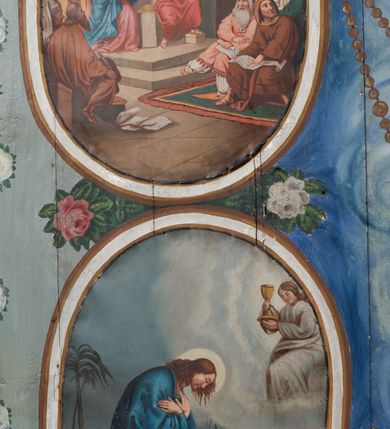 Zdjęcie nr 28: Ściany kościoła pokrywa dekoracja dywanowa, której w partiach stropu towarzyszą przedstawienia figuralne. W prezbiterium wykonano wyraźnie zaakcentowany fryz podstropowy, który od fasety oddziela profilowany i ornamentalnie malowany gzyms. Fryz na baldoniebieskim tle pokryto naprzemiennie rozmieszczonymi uskrzydlonymi główkami aniołów z niskimi wazonami z rozłożonymi trzema gałązkami kwitnących lilii. Poniżej barwnej bordiury oddzielającej fryz od pozostałych partii ścian, wykonano zgeometryzowaną dekorację utworzoną z powtarzających się wielobocznych pól, w których znalazł się stylizowany motyw tego samego kwiatu. Fasetę w prezbiterium pokryto naprzemiennie, rytmicznie rozmieszczonymi stylizowanymi kwiatami na łodydze i bez łodygi, które obwiedziono migdałowymi otokami tworzą ornamentalny pas zamknięty u góry falującą, wąską bordiurą. Dekorację bladoniebieskiego stropu prezbiterium tworzy poprowadzona przy krawędziach srebrno-niebieska arkatura. W centrum na niebieskim tle usianym złotymi gwiazdkami wyobrażono zasiadającą na obłokach Trójcę Świętą obramienioną pofalowaną, wielobarwną bordiurą otoczoną stylizowaną, srebrną wicią akantową. Dekoracyjną wić przedzielono parą uskrzydlonych główek anielskich oraz czterema stylizowanymi pąkami fantazyjnych kwiatów. Frontalnie ujęty Bóg Ojciec został wyobrażony jako siwobrody starzec o bujnych siwych włosach. W prawej ręce trzyma złote berło, lewą zaś wyciąga przed siebie. Bóg Ojciec prawą nogę opiera o niebieski glob, natomiast lewą, wyprostowaną wspiera się o obłoki. Jego twarz charakteryzuje jasna karnacja, szeroko otwarte oczy, wydatny nos i usta. Wokół głowy widać trójkąt. Obok Boga Ojca z lewej strony siedzi Chrystus, który obie nogi wspiera na globie. Zbawiciel trzymający oburącz na wysokości ramienia drewniany krzyż został przedstawiony w trzech czwartych w prawo. Jest to dojrzały mężczyzna o pociągłej twarzy okolonej brązowymi, długimi włosami spływającymi na ramiona oraz brodą. Ma jasną karnację, prosty nos i wydatne usta. Jego melancholijne spojrzenie jest skierowane w bok. Nagi tors okrywa bladoszkarłatny płaszcz odsłaniający prawą nogę. Na dłoniach i stopach widoczne są rany po gwoździach. Głowę Jezusa okala świetlisty nimb. Powyżej obu postaci unosi się gołębica Ducha Świętego w promienistym otoku. Niebieski glob na tle obłoków unoszą dwa aniołki w przepaskach. W nawie kościoła dekorację tworzą trzy różnej szerokości poziome pasy ornamentalne ułożone ponad jednolitą, szarą lamperią. Najszerszy pas pokryto na jasnym tle zgeometryzowanym ornamentem utworzonym z ciemnocynobrowych, migdałowo kształtowanych pól naśladujących wić roślinną. Powyżej rozmieszczono rytmicznie ułożone stylizowane krzyże równoramienne w fantazyjnych, wielobarwnych obramieniach. Najwyższy pas, odpowiadający fryzowi podstropowemu w prezbiterium pokryto wicią winnej latorośli z wplecionymi pękami kłosów. Tą część dekoracji zamyka profilowany gzyms ozdobiony wielobarwnym ornamentem zgeomertyzowanym. Rozpościerającą się ponad nim fasetę ozdobiono rytmicznie rozmieszczonym białym kwiatem na łodydze naśladujący w kształcie grzebień wodny. Dekorację bladoniebieskiego stropu artykułowano za pomocą srebrnej arkatury poprowadzonej przy jego krawędziach oraz ornamentalnych pasów utworzonych z motywów floralnych i geometrycznych, tworzących czworoboczną ramę dla centralnej kompozycji figuralnej. W narożach tego obramienia umieszczono medaliony ukazujące w popiersiach czterech ewangelistów malowanych na blasze miedzianej. Medaliony otaczają stylizowane gałązki dębowe z żołędziami. Każdego ewangelistę identyfikuje jego atrybut. W centrum stropu na bladozielonym tle usianym srebrnymi gwiazdkami namalowano wydłużone owalne obramienie utworzone z szerokiego wieńca różanego o bardzo drobnych kwiatach różanych i listkach. W jego centrum na tle bladoniebieskich obłoków ze złotymi gwiazdkami, bezpośrednio na deskach stropu, przedstawiono stojącą Madonnę z Dzieciątkiem, która depcze węża. Dodatkowo postać Marii zdaje się stać na rozpiętym różańcu. Maria ujęta frontalnie w kontrapoście obiema rękami podtrzymuje na prawym ramieniu Dzieciątko. Ma pociągłą twarz o jasnej karnacji, prostym nosie i wąskich ustach. Spojrzenie jej przymkniętych oczu jest skierowane w dół. Na głowie ma chustę szczelnie okrywającą jej włosy oraz złotą koronę o niskich sterczynach. Madonna ubrana jest w bladoczerwoną suknię odsłaniającą bosą stopę, którą depcze węża. Spod sukni na piersi widać białą koszulę. Na ramionach ma błękitny płaszcz podbity jasną ochrą, spięty na piersi podłużną, złotą klamrą. Trzymane przez nią Dzieciątko ma rozłożone ręce z uniesionymi dłońmi. Jego głowa ujęta jest w trzech czwartych w prawo. Otaczają ją jasno brązowe, krótkie włosy. Mały Jezus ubrany jest w jasną tunikę odsłaniającą jego bose stopy. Wokół Matki Boskiej rozmieszczono owalne medaliony z blachy miedzianej malowane w piętnaście tajemnic Różańca świętego. Ich narracja rozpoczyna się nad głową Madonny. Każda ze scen oparta jest o kilkuosobową kompozycję. Idąc w lewo namalowano: Zwiastowanie Marii, Nawiedzenie św. Elżbiety, Boże Narodzenie, Ofiarowanie w świątyni, Znalezienie w świątyni, Modlitwa w Ogrójcu, Biczowanie, Cierniem ukoronowanie, Niesienie krzyża, Ukrzyżowanie, Zmartwychwstanie, Wniebowstąpienie, Zesłanie Ducha Świętego, Wniebowzięcie Marii, Ukoronowanie Marii w niebie. Pomiędzy medalionami namalowano białą i czerwoną różę. Jasny parapet chóru muzycznego udekorowano naprzemiennie rozmieszczonymi rytmicznie stylizowanymi łodygami zakończonymi białymi pąkami i krzyżami równoramiennymi wpisanymi w koło. W aneksie południowym namalowano na ścianie kazanie św. Franciszka z Asyżu do ptaków. Kompozycja uzyskała kształt wydłużonego, stojącego prostokąta zamkniętego półkoliście i obwiedzionego falującą bordiurą z motywem łączących się krzyżyków. W jej centrum wyobrażono siedzącego na skalnym podłożu św. Franciszka ujętego w trzech czwartych w lewo. Święty prawą rękę unosi w geście mowy lewą zaś swobodnie trzyma na kolanach. Jego widoczną z profilu twarz o jasnej karnacji i prostym nosie okala siwiejąca broda i włosy z wyciętą tonsurą. Ubrany jest w brązowy habit przewiązany sznurem. Przed Franciszkiem przedstawiono stadko słuchających świetego ptaków. W prawym rogu kompozycji namalowano drewniane taczki. Z tyłu za świętym na tle skał rośnie drzewo. Inne drzewo wyobrażono z lewej strony, nieco z tyłu, na tle nieba pokrytego baldoniebieskimi obłokami. U góry z lewej strony na tle obłoków widać niewielką postać Madonny z Dzieciątkiem w typie Matki Boskiej Częstochowskiej.      