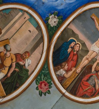 Zdjęcie nr 4: Ściany kościoła pokrywa dekoracja dywanowa, której w partiach stropu towarzyszą przedstawienia figuralne. W prezbiterium wykonano wyraźnie zaakcentowany fryz podstropowy, który od fasety oddziela profilowany i ornamentalnie malowany gzyms. Fryz na baldoniebieskim tle pokryto naprzemiennie rozmieszczonymi uskrzydlonymi główkami aniołów z niskimi wazonami z rozłożonymi trzema gałązkami kwitnących lilii. Poniżej barwnej bordiury oddzielającej fryz od pozostałych partii ścian, wykonano zgeometryzowaną dekorację utworzoną z powtarzających się wielobocznych pól, w których znalazł się stylizowany motyw tego samego kwiatu. Fasetę w prezbiterium pokryto naprzemiennie, rytmicznie rozmieszczonymi stylizowanymi kwiatami na łodydze i bez łodygi, które obwiedziono migdałowymi otokami tworzą ornamentalny pas zamknięty u góry falującą, wąską bordiurą. Dekorację bladoniebieskiego stropu prezbiterium tworzy poprowadzona przy krawędziach srebrno-niebieska arkatura. W centrum na niebieskim tle usianym złotymi gwiazdkami wyobrażono zasiadającą na obłokach Trójcę Świętą obramienioną pofalowaną, wielobarwną bordiurą otoczoną stylizowaną, srebrną wicią akantową. Dekoracyjną wić przedzielono parą uskrzydlonych główek anielskich oraz czterema stylizowanymi pąkami fantazyjnych kwiatów. Frontalnie ujęty Bóg Ojciec został wyobrażony jako siwobrody starzec o bujnych siwych włosach. W prawej ręce trzyma złote berło, lewą zaś wyciąga przed siebie. Bóg Ojciec prawą nogę opiera o niebieski glob, natomiast lewą, wyprostowaną wspiera się o obłoki. Jego twarz charakteryzuje jasna karnacja, szeroko otwarte oczy, wydatny nos i usta. Wokół głowy widać trójkąt. Obok Boga Ojca z lewej strony siedzi Chrystus, który obie nogi wspiera na globie. Zbawiciel trzymający oburącz na wysokości ramienia drewniany krzyż został przedstawiony w trzech czwartych w prawo. Jest to dojrzały mężczyzna o pociągłej twarzy okolonej brązowymi, długimi włosami spływającymi na ramiona oraz brodą. Ma jasną karnację, prosty nos i wydatne usta. Jego melancholijne spojrzenie jest skierowane w bok. Nagi tors okrywa bladoszkarłatny płaszcz odsłaniający prawą nogę. Na dłoniach i stopach widoczne są rany po gwoździach. Głowę Jezusa okala świetlisty nimb. Powyżej obu postaci unosi się gołębica Ducha Świętego w promienistym otoku. Niebieski glob na tle obłoków unoszą dwa aniołki w przepaskach. W nawie kościoła dekorację tworzą trzy różnej szerokości poziome pasy ornamentalne ułożone ponad jednolitą, szarą lamperią. Najszerszy pas pokryto na jasnym tle zgeometryzowanym ornamentem utworzonym z ciemnocynobrowych, migdałowo kształtowanych pól naśladujących wić roślinną. Powyżej rozmieszczono rytmicznie ułożone stylizowane krzyże równoramienne w fantazyjnych, wielobarwnych obramieniach. Najwyższy pas, odpowiadający fryzowi podstropowemu w prezbiterium pokryto wicią winnej latorośli z wplecionymi pękami kłosów. Tą część dekoracji zamyka profilowany gzyms ozdobiony wielobarwnym ornamentem zgeomertyzowanym. Rozpościerającą się ponad nim fasetę ozdobiono rytmicznie rozmieszczonym białym kwiatem na łodydze naśladujący w kształcie grzebień wodny. Dekorację bladoniebieskiego stropu artykułowano za pomocą srebrnej arkatury poprowadzonej przy jego krawędziach oraz ornamentalnych pasów utworzonych z motywów floralnych i geometrycznych, tworzących czworoboczną ramę dla centralnej kompozycji figuralnej. W narożach tego obramienia umieszczono medaliony ukazujące w popiersiach czterech ewangelistów malowanych na blasze miedzianej. Medaliony otaczają stylizowane gałązki dębowe z żołędziami. Każdego ewangelistę identyfikuje jego atrybut. W centrum stropu na bladozielonym tle usianym srebrnymi gwiazdkami namalowano wydłużone owalne obramienie utworzone z szerokiego wieńca różanego o bardzo drobnych kwiatach różanych i listkach. W jego centrum na tle bladoniebieskich obłoków ze złotymi gwiazdkami, bezpośrednio na deskach stropu, przedstawiono stojącą Madonnę z Dzieciątkiem, która depcze węża. Dodatkowo postać Marii zdaje się stać na rozpiętym różańcu. Maria ujęta frontalnie w kontrapoście obiema rękami podtrzymuje na prawym ramieniu Dzieciątko. Ma pociągłą twarz o jasnej karnacji, prostym nosie i wąskich ustach. Spojrzenie jej przymkniętych oczu jest skierowane w dół. Na głowie ma chustę szczelnie okrywającą jej włosy oraz złotą koronę o niskich sterczynach. Madonna ubrana jest w bladoczerwoną suknię odsłaniającą bosą stopę, którą depcze węża. Spod sukni na piersi widać białą koszulę. Na ramionach ma błękitny płaszcz podbity jasną ochrą, spięty na piersi podłużną, złotą klamrą. Trzymane przez nią Dzieciątko ma rozłożone ręce z uniesionymi dłońmi. Jego głowa ujęta jest w trzech czwartych w prawo. Otaczają ją jasno brązowe, krótkie włosy. Mały Jezus ubrany jest w jasną tunikę odsłaniającą jego bose stopy. Wokół Matki Boskiej rozmieszczono owalne medaliony z blachy miedzianej malowane w piętnaście tajemnic Różańca świętego. Ich narracja rozpoczyna się nad głową Madonny. Każda ze scen oparta jest o kilkuosobową kompozycję. Idąc w lewo namalowano: Zwiastowanie Marii, Nawiedzenie św. Elżbiety, Boże Narodzenie, Ofiarowanie w świątyni, Znalezienie w świątyni, Modlitwa w Ogrójcu, Biczowanie, Cierniem ukoronowanie, Niesienie krzyża, Ukrzyżowanie, Zmartwychwstanie, Wniebowstąpienie, Zesłanie Ducha Świętego, Wniebowzięcie Marii, Ukoronowanie Marii w niebie. Pomiędzy medalionami namalowano białą i czerwoną różę. Jasny parapet chóru muzycznego udekorowano naprzemiennie rozmieszczonymi rytmicznie stylizowanymi łodygami zakończonymi białymi pąkami i krzyżami równoramiennymi wpisanymi w koło. W aneksie południowym namalowano na ścianie kazanie św. Franciszka z Asyżu do ptaków. Kompozycja uzyskała kształt wydłużonego, stojącego prostokąta zamkniętego półkoliście i obwiedzionego falującą bordiurą z motywem łączących się krzyżyków. W jej centrum wyobrażono siedzącego na skalnym podłożu św. Franciszka ujętego w trzech czwartych w lewo. Święty prawą rękę unosi w geście mowy lewą zaś swobodnie trzyma na kolanach. Jego widoczną z profilu twarz o jasnej karnacji i prostym nosie okala siwiejąca broda i włosy z wyciętą tonsurą. Ubrany jest w brązowy habit przewiązany sznurem. Przed Franciszkiem przedstawiono stadko słuchających świetego ptaków. W prawym rogu kompozycji namalowano drewniane taczki. Z tyłu za świętym na tle skał rośnie drzewo. Inne drzewo wyobrażono z lewej strony, nieco z tyłu, na tle nieba pokrytego baldoniebieskimi obłokami. U góry z lewej strony na tle obłoków widać niewielką postać Madonny z Dzieciątkiem w typie Matki Boskiej Częstochowskiej.      