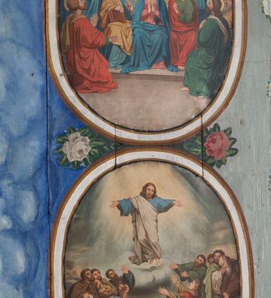 Zdjęcie nr 7: Ściany kościoła pokrywa dekoracja dywanowa, której w partiach stropu towarzyszą przedstawienia figuralne. W prezbiterium wykonano wyraźnie zaakcentowany fryz podstropowy, który od fasety oddziela profilowany i ornamentalnie malowany gzyms. Fryz na baldoniebieskim tle pokryto naprzemiennie rozmieszczonymi uskrzydlonymi główkami aniołów z niskimi wazonami z rozłożonymi trzema gałązkami kwitnących lilii. Poniżej barwnej bordiury oddzielającej fryz od pozostałych partii ścian, wykonano zgeometryzowaną dekorację utworzoną z powtarzających się wielobocznych pól, w których znalazł się stylizowany motyw tego samego kwiatu. Fasetę w prezbiterium pokryto naprzemiennie, rytmicznie rozmieszczonymi stylizowanymi kwiatami na łodydze i bez łodygi, które obwiedziono migdałowymi otokami tworzą ornamentalny pas zamknięty u góry falującą, wąską bordiurą. Dekorację bladoniebieskiego stropu prezbiterium tworzy poprowadzona przy krawędziach srebrno-niebieska arkatura. W centrum na niebieskim tle usianym złotymi gwiazdkami wyobrażono zasiadającą na obłokach Trójcę Świętą obramienioną pofalowaną, wielobarwną bordiurą otoczoną stylizowaną, srebrną wicią akantową. Dekoracyjną wić przedzielono parą uskrzydlonych główek anielskich oraz czterema stylizowanymi pąkami fantazyjnych kwiatów. Frontalnie ujęty Bóg Ojciec został wyobrażony jako siwobrody starzec o bujnych siwych włosach. W prawej ręce trzyma złote berło, lewą zaś wyciąga przed siebie. Bóg Ojciec prawą nogę opiera o niebieski glob, natomiast lewą, wyprostowaną wspiera się o obłoki. Jego twarz charakteryzuje jasna karnacja, szeroko otwarte oczy, wydatny nos i usta. Wokół głowy widać trójkąt. Obok Boga Ojca z lewej strony siedzi Chrystus, który obie nogi wspiera na globie. Zbawiciel trzymający oburącz na wysokości ramienia drewniany krzyż został przedstawiony w trzech czwartych w prawo. Jest to dojrzały mężczyzna o pociągłej twarzy okolonej brązowymi, długimi włosami spływającymi na ramiona oraz brodą. Ma jasną karnację, prosty nos i wydatne usta. Jego melancholijne spojrzenie jest skierowane w bok. Nagi tors okrywa bladoszkarłatny płaszcz odsłaniający prawą nogę. Na dłoniach i stopach widoczne są rany po gwoździach. Głowę Jezusa okala świetlisty nimb. Powyżej obu postaci unosi się gołębica Ducha Świętego w promienistym otoku. Niebieski glob na tle obłoków unoszą dwa aniołki w przepaskach. W nawie kościoła dekorację tworzą trzy różnej szerokości poziome pasy ornamentalne ułożone ponad jednolitą, szarą lamperią. Najszerszy pas pokryto na jasnym tle zgeometryzowanym ornamentem utworzonym z ciemnocynobrowych, migdałowo kształtowanych pól naśladujących wić roślinną. Powyżej rozmieszczono rytmicznie ułożone stylizowane krzyże równoramienne w fantazyjnych, wielobarwnych obramieniach. Najwyższy pas, odpowiadający fryzowi podstropowemu w prezbiterium pokryto wicią winnej latorośli z wplecionymi pękami kłosów. Tą część dekoracji zamyka profilowany gzyms ozdobiony wielobarwnym ornamentem zgeomertyzowanym. Rozpościerającą się ponad nim fasetę ozdobiono rytmicznie rozmieszczonym białym kwiatem na łodydze naśladujący w kształcie grzebień wodny. Dekorację bladoniebieskiego stropu artykułowano za pomocą srebrnej arkatury poprowadzonej przy jego krawędziach oraz ornamentalnych pasów utworzonych z motywów floralnych i geometrycznych, tworzących czworoboczną ramę dla centralnej kompozycji figuralnej. W narożach tego obramienia umieszczono medaliony ukazujące w popiersiach czterech ewangelistów malowanych na blasze miedzianej. Medaliony otaczają stylizowane gałązki dębowe z żołędziami. Każdego ewangelistę identyfikuje jego atrybut. W centrum stropu na bladozielonym tle usianym srebrnymi gwiazdkami namalowano wydłużone owalne obramienie utworzone z szerokiego wieńca różanego o bardzo drobnych kwiatach różanych i listkach. W jego centrum na tle bladoniebieskich obłoków ze złotymi gwiazdkami, bezpośrednio na deskach stropu, przedstawiono stojącą Madonnę z Dzieciątkiem, która depcze węża. Dodatkowo postać Marii zdaje się stać na rozpiętym różańcu. Maria ujęta frontalnie w kontrapoście obiema rękami podtrzymuje na prawym ramieniu Dzieciątko. Ma pociągłą twarz o jasnej karnacji, prostym nosie i wąskich ustach. Spojrzenie jej przymkniętych oczu jest skierowane w dół. Na głowie ma chustę szczelnie okrywającą jej włosy oraz złotą koronę o niskich sterczynach. Madonna ubrana jest w bladoczerwoną suknię odsłaniającą bosą stopę, którą depcze węża. Spod sukni na piersi widać białą koszulę. Na ramionach ma błękitny płaszcz podbity jasną ochrą, spięty na piersi podłużną, złotą klamrą. Trzymane przez nią Dzieciątko ma rozłożone ręce z uniesionymi dłońmi. Jego głowa ujęta jest w trzech czwartych w prawo. Otaczają ją jasno brązowe, krótkie włosy. Mały Jezus ubrany jest w jasną tunikę odsłaniającą jego bose stopy. Wokół Matki Boskiej rozmieszczono owalne medaliony z blachy miedzianej malowane w piętnaście tajemnic Różańca świętego. Ich narracja rozpoczyna się nad głową Madonny. Każda ze scen oparta jest o kilkuosobową kompozycję. Idąc w lewo namalowano: Zwiastowanie Marii, Nawiedzenie św. Elżbiety, Boże Narodzenie, Ofiarowanie w świątyni, Znalezienie w świątyni, Modlitwa w Ogrójcu, Biczowanie, Cierniem ukoronowanie, Niesienie krzyża, Ukrzyżowanie, Zmartwychwstanie, Wniebowstąpienie, Zesłanie Ducha Świętego, Wniebowzięcie Marii, Ukoronowanie Marii w niebie. Pomiędzy medalionami namalowano białą i czerwoną różę. Jasny parapet chóru muzycznego udekorowano naprzemiennie rozmieszczonymi rytmicznie stylizowanymi łodygami zakończonymi białymi pąkami i krzyżami równoramiennymi wpisanymi w koło. W aneksie południowym namalowano na ścianie kazanie św. Franciszka z Asyżu do ptaków. Kompozycja uzyskała kształt wydłużonego, stojącego prostokąta zamkniętego półkoliście i obwiedzionego falującą bordiurą z motywem łączących się krzyżyków. W jej centrum wyobrażono siedzącego na skalnym podłożu św. Franciszka ujętego w trzech czwartych w lewo. Święty prawą rękę unosi w geście mowy lewą zaś swobodnie trzyma na kolanach. Jego widoczną z profilu twarz o jasnej karnacji i prostym nosie okala siwiejąca broda i włosy z wyciętą tonsurą. Ubrany jest w brązowy habit przewiązany sznurem. Przed Franciszkiem przedstawiono stadko słuchających świetego ptaków. W prawym rogu kompozycji namalowano drewniane taczki. Z tyłu za świętym na tle skał rośnie drzewo. Inne drzewo wyobrażono z lewej strony, nieco z tyłu, na tle nieba pokrytego baldoniebieskimi obłokami. U góry z lewej strony na tle obłoków widać niewielką postać Madonny z Dzieciątkiem w typie Matki Boskiej Częstochowskiej.      