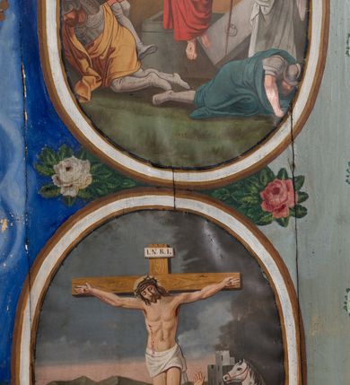 Zdjęcie nr 5: Ściany kościoła pokrywa dekoracja dywanowa, której w partiach stropu towarzyszą przedstawienia figuralne. W prezbiterium wykonano wyraźnie zaakcentowany fryz podstropowy, który od fasety oddziela profilowany i ornamentalnie malowany gzyms. Fryz na baldoniebieskim tle pokryto naprzemiennie rozmieszczonymi uskrzydlonymi główkami aniołów z niskimi wazonami z rozłożonymi trzema gałązkami kwitnących lilii. Poniżej barwnej bordiury oddzielającej fryz od pozostałych partii ścian, wykonano zgeometryzowaną dekorację utworzoną z powtarzających się wielobocznych pól, w których znalazł się stylizowany motyw tego samego kwiatu. Fasetę w prezbiterium pokryto naprzemiennie, rytmicznie rozmieszczonymi stylizowanymi kwiatami na łodydze i bez łodygi, które obwiedziono migdałowymi otokami tworzą ornamentalny pas zamknięty u góry falującą, wąską bordiurą. Dekorację bladoniebieskiego stropu prezbiterium tworzy poprowadzona przy krawędziach srebrno-niebieska arkatura. W centrum na niebieskim tle usianym złotymi gwiazdkami wyobrażono zasiadającą na obłokach Trójcę Świętą obramienioną pofalowaną, wielobarwną bordiurą otoczoną stylizowaną, srebrną wicią akantową. Dekoracyjną wić przedzielono parą uskrzydlonych główek anielskich oraz czterema stylizowanymi pąkami fantazyjnych kwiatów. Frontalnie ujęty Bóg Ojciec został wyobrażony jako siwobrody starzec o bujnych siwych włosach. W prawej ręce trzyma złote berło, lewą zaś wyciąga przed siebie. Bóg Ojciec prawą nogę opiera o niebieski glob, natomiast lewą, wyprostowaną wspiera się o obłoki. Jego twarz charakteryzuje jasna karnacja, szeroko otwarte oczy, wydatny nos i usta. Wokół głowy widać trójkąt. Obok Boga Ojca z lewej strony siedzi Chrystus, który obie nogi wspiera na globie. Zbawiciel trzymający oburącz na wysokości ramienia drewniany krzyż został przedstawiony w trzech czwartych w prawo. Jest to dojrzały mężczyzna o pociągłej twarzy okolonej brązowymi, długimi włosami spływającymi na ramiona oraz brodą. Ma jasną karnację, prosty nos i wydatne usta. Jego melancholijne spojrzenie jest skierowane w bok. Nagi tors okrywa bladoszkarłatny płaszcz odsłaniający prawą nogę. Na dłoniach i stopach widoczne są rany po gwoździach. Głowę Jezusa okala świetlisty nimb. Powyżej obu postaci unosi się gołębica Ducha Świętego w promienistym otoku. Niebieski glob na tle obłoków unoszą dwa aniołki w przepaskach. W nawie kościoła dekorację tworzą trzy różnej szerokości poziome pasy ornamentalne ułożone ponad jednolitą, szarą lamperią. Najszerszy pas pokryto na jasnym tle zgeometryzowanym ornamentem utworzonym z ciemnocynobrowych, migdałowo kształtowanych pól naśladujących wić roślinną. Powyżej rozmieszczono rytmicznie ułożone stylizowane krzyże równoramienne w fantazyjnych, wielobarwnych obramieniach. Najwyższy pas, odpowiadający fryzowi podstropowemu w prezbiterium pokryto wicią winnej latorośli z wplecionymi pękami kłosów. Tą część dekoracji zamyka profilowany gzyms ozdobiony wielobarwnym ornamentem zgeomertyzowanym. Rozpościerającą się ponad nim fasetę ozdobiono rytmicznie rozmieszczonym białym kwiatem na łodydze naśladujący w kształcie grzebień wodny. Dekorację bladoniebieskiego stropu artykułowano za pomocą srebrnej arkatury poprowadzonej przy jego krawędziach oraz ornamentalnych pasów utworzonych z motywów floralnych i geometrycznych, tworzących czworoboczną ramę dla centralnej kompozycji figuralnej. W narożach tego obramienia umieszczono medaliony ukazujące w popiersiach czterech ewangelistów malowanych na blasze miedzianej. Medaliony otaczają stylizowane gałązki dębowe z żołędziami. Każdego ewangelistę identyfikuje jego atrybut. W centrum stropu na bladozielonym tle usianym srebrnymi gwiazdkami namalowano wydłużone owalne obramienie utworzone z szerokiego wieńca różanego o bardzo drobnych kwiatach różanych i listkach. W jego centrum na tle bladoniebieskich obłoków ze złotymi gwiazdkami, bezpośrednio na deskach stropu, przedstawiono stojącą Madonnę z Dzieciątkiem, która depcze węża. Dodatkowo postać Marii zdaje się stać na rozpiętym różańcu. Maria ujęta frontalnie w kontrapoście obiema rękami podtrzymuje na prawym ramieniu Dzieciątko. Ma pociągłą twarz o jasnej karnacji, prostym nosie i wąskich ustach. Spojrzenie jej przymkniętych oczu jest skierowane w dół. Na głowie ma chustę szczelnie okrywającą jej włosy oraz złotą koronę o niskich sterczynach. Madonna ubrana jest w bladoczerwoną suknię odsłaniającą bosą stopę, którą depcze węża. Spod sukni na piersi widać białą koszulę. Na ramionach ma błękitny płaszcz podbity jasną ochrą, spięty na piersi podłużną, złotą klamrą. Trzymane przez nią Dzieciątko ma rozłożone ręce z uniesionymi dłońmi. Jego głowa ujęta jest w trzech czwartych w prawo. Otaczają ją jasno brązowe, krótkie włosy. Mały Jezus ubrany jest w jasną tunikę odsłaniającą jego bose stopy. Wokół Matki Boskiej rozmieszczono owalne medaliony z blachy miedzianej malowane w piętnaście tajemnic Różańca świętego. Ich narracja rozpoczyna się nad głową Madonny. Każda ze scen oparta jest o kilkuosobową kompozycję. Idąc w lewo namalowano: Zwiastowanie Marii, Nawiedzenie św. Elżbiety, Boże Narodzenie, Ofiarowanie w świątyni, Znalezienie w świątyni, Modlitwa w Ogrójcu, Biczowanie, Cierniem ukoronowanie, Niesienie krzyża, Ukrzyżowanie, Zmartwychwstanie, Wniebowstąpienie, Zesłanie Ducha Świętego, Wniebowzięcie Marii, Ukoronowanie Marii w niebie. Pomiędzy medalionami namalowano białą i czerwoną różę. Jasny parapet chóru muzycznego udekorowano naprzemiennie rozmieszczonymi rytmicznie stylizowanymi łodygami zakończonymi białymi pąkami i krzyżami równoramiennymi wpisanymi w koło. W aneksie południowym namalowano na ścianie kazanie św. Franciszka z Asyżu do ptaków. Kompozycja uzyskała kształt wydłużonego, stojącego prostokąta zamkniętego półkoliście i obwiedzionego falującą bordiurą z motywem łączących się krzyżyków. W jej centrum wyobrażono siedzącego na skalnym podłożu św. Franciszka ujętego w trzech czwartych w lewo. Święty prawą rękę unosi w geście mowy lewą zaś swobodnie trzyma na kolanach. Jego widoczną z profilu twarz o jasnej karnacji i prostym nosie okala siwiejąca broda i włosy z wyciętą tonsurą. Ubrany jest w brązowy habit przewiązany sznurem. Przed Franciszkiem przedstawiono stadko słuchających świetego ptaków. W prawym rogu kompozycji namalowano drewniane taczki. Z tyłu za świętym na tle skał rośnie drzewo. Inne drzewo wyobrażono z lewej strony, nieco z tyłu, na tle nieba pokrytego baldoniebieskimi obłokami. U góry z lewej strony na tle obłoków widać niewielką postać Madonny z Dzieciątkiem w typie Matki Boskiej Częstochowskiej.      