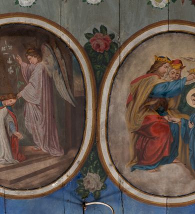 Zdjęcie nr 8: Ściany kościoła pokrywa dekoracja dywanowa, której w partiach stropu towarzyszą przedstawienia figuralne. W prezbiterium wykonano wyraźnie zaakcentowany fryz podstropowy, który od fasety oddziela profilowany i ornamentalnie malowany gzyms. Fryz na baldoniebieskim tle pokryto naprzemiennie rozmieszczonymi uskrzydlonymi główkami aniołów z niskimi wazonami z rozłożonymi trzema gałązkami kwitnących lilii. Poniżej barwnej bordiury oddzielającej fryz od pozostałych partii ścian, wykonano zgeometryzowaną dekorację utworzoną z powtarzających się wielobocznych pól, w których znalazł się stylizowany motyw tego samego kwiatu. Fasetę w prezbiterium pokryto naprzemiennie, rytmicznie rozmieszczonymi stylizowanymi kwiatami na łodydze i bez łodygi, które obwiedziono migdałowymi otokami tworzą ornamentalny pas zamknięty u góry falującą, wąską bordiurą. Dekorację bladoniebieskiego stropu prezbiterium tworzy poprowadzona przy krawędziach srebrno-niebieska arkatura. W centrum na niebieskim tle usianym złotymi gwiazdkami wyobrażono zasiadającą na obłokach Trójcę Świętą obramienioną pofalowaną, wielobarwną bordiurą otoczoną stylizowaną, srebrną wicią akantową. Dekoracyjną wić przedzielono parą uskrzydlonych główek anielskich oraz czterema stylizowanymi pąkami fantazyjnych kwiatów. Frontalnie ujęty Bóg Ojciec został wyobrażony jako siwobrody starzec o bujnych siwych włosach. W prawej ręce trzyma złote berło, lewą zaś wyciąga przed siebie. Bóg Ojciec prawą nogę opiera o niebieski glob, natomiast lewą, wyprostowaną wspiera się o obłoki. Jego twarz charakteryzuje jasna karnacja, szeroko otwarte oczy, wydatny nos i usta. Wokół głowy widać trójkąt. Obok Boga Ojca z lewej strony siedzi Chrystus, który obie nogi wspiera na globie. Zbawiciel trzymający oburącz na wysokości ramienia drewniany krzyż został przedstawiony w trzech czwartych w prawo. Jest to dojrzały mężczyzna o pociągłej twarzy okolonej brązowymi, długimi włosami spływającymi na ramiona oraz brodą. Ma jasną karnację, prosty nos i wydatne usta. Jego melancholijne spojrzenie jest skierowane w bok. Nagi tors okrywa bladoszkarłatny płaszcz odsłaniający prawą nogę. Na dłoniach i stopach widoczne są rany po gwoździach. Głowę Jezusa okala świetlisty nimb. Powyżej obu postaci unosi się gołębica Ducha Świętego w promienistym otoku. Niebieski glob na tle obłoków unoszą dwa aniołki w przepaskach. W nawie kościoła dekorację tworzą trzy różnej szerokości poziome pasy ornamentalne ułożone ponad jednolitą, szarą lamperią. Najszerszy pas pokryto na jasnym tle zgeometryzowanym ornamentem utworzonym z ciemnocynobrowych, migdałowo kształtowanych pól naśladujących wić roślinną. Powyżej rozmieszczono rytmicznie ułożone stylizowane krzyże równoramienne w fantazyjnych, wielobarwnych obramieniach. Najwyższy pas, odpowiadający fryzowi podstropowemu w prezbiterium pokryto wicią winnej latorośli z wplecionymi pękami kłosów. Tą część dekoracji zamyka profilowany gzyms ozdobiony wielobarwnym ornamentem zgeomertyzowanym. Rozpościerającą się ponad nim fasetę ozdobiono rytmicznie rozmieszczonym białym kwiatem na łodydze naśladujący w kształcie grzebień wodny. Dekorację bladoniebieskiego stropu artykułowano za pomocą srebrnej arkatury poprowadzonej przy jego krawędziach oraz ornamentalnych pasów utworzonych z motywów floralnych i geometrycznych, tworzących czworoboczną ramę dla centralnej kompozycji figuralnej. W narożach tego obramienia umieszczono medaliony ukazujące w popiersiach czterech ewangelistów malowanych na blasze miedzianej. Medaliony otaczają stylizowane gałązki dębowe z żołędziami. Każdego ewangelistę identyfikuje jego atrybut. W centrum stropu na bladozielonym tle usianym srebrnymi gwiazdkami namalowano wydłużone owalne obramienie utworzone z szerokiego wieńca różanego o bardzo drobnych kwiatach różanych i listkach. W jego centrum na tle bladoniebieskich obłoków ze złotymi gwiazdkami, bezpośrednio na deskach stropu, przedstawiono stojącą Madonnę z Dzieciątkiem, która depcze węża. Dodatkowo postać Marii zdaje się stać na rozpiętym różańcu. Maria ujęta frontalnie w kontrapoście obiema rękami podtrzymuje na prawym ramieniu Dzieciątko. Ma pociągłą twarz o jasnej karnacji, prostym nosie i wąskich ustach. Spojrzenie jej przymkniętych oczu jest skierowane w dół. Na głowie ma chustę szczelnie okrywającą jej włosy oraz złotą koronę o niskich sterczynach. Madonna ubrana jest w bladoczerwoną suknię odsłaniającą bosą stopę, którą depcze węża. Spod sukni na piersi widać białą koszulę. Na ramionach ma błękitny płaszcz podbity jasną ochrą, spięty na piersi podłużną, złotą klamrą. Trzymane przez nią Dzieciątko ma rozłożone ręce z uniesionymi dłońmi. Jego głowa ujęta jest w trzech czwartych w prawo. Otaczają ją jasno brązowe, krótkie włosy. Mały Jezus ubrany jest w jasną tunikę odsłaniającą jego bose stopy. Wokół Matki Boskiej rozmieszczono owalne medaliony z blachy miedzianej malowane w piętnaście tajemnic Różańca świętego. Ich narracja rozpoczyna się nad głową Madonny. Każda ze scen oparta jest o kilkuosobową kompozycję. Idąc w lewo namalowano: Zwiastowanie Marii, Nawiedzenie św. Elżbiety, Boże Narodzenie, Ofiarowanie w świątyni, Znalezienie w świątyni, Modlitwa w Ogrójcu, Biczowanie, Cierniem ukoronowanie, Niesienie krzyża, Ukrzyżowanie, Zmartwychwstanie, Wniebowstąpienie, Zesłanie Ducha Świętego, Wniebowzięcie Marii, Ukoronowanie Marii w niebie. Pomiędzy medalionami namalowano białą i czerwoną różę. Jasny parapet chóru muzycznego udekorowano naprzemiennie rozmieszczonymi rytmicznie stylizowanymi łodygami zakończonymi białymi pąkami i krzyżami równoramiennymi wpisanymi w koło. W aneksie południowym namalowano na ścianie kazanie św. Franciszka z Asyżu do ptaków. Kompozycja uzyskała kształt wydłużonego, stojącego prostokąta zamkniętego półkoliście i obwiedzionego falującą bordiurą z motywem łączących się krzyżyków. W jej centrum wyobrażono siedzącego na skalnym podłożu św. Franciszka ujętego w trzech czwartych w lewo. Święty prawą rękę unosi w geście mowy lewą zaś swobodnie trzyma na kolanach. Jego widoczną z profilu twarz o jasnej karnacji i prostym nosie okala siwiejąca broda i włosy z wyciętą tonsurą. Ubrany jest w brązowy habit przewiązany sznurem. Przed Franciszkiem przedstawiono stadko słuchających świetego ptaków. W prawym rogu kompozycji namalowano drewniane taczki. Z tyłu za świętym na tle skał rośnie drzewo. Inne drzewo wyobrażono z lewej strony, nieco z tyłu, na tle nieba pokrytego baldoniebieskimi obłokami. U góry z lewej strony na tle obłoków widać niewielką postać Madonny z Dzieciątkiem w typie Matki Boskiej Częstochowskiej.      