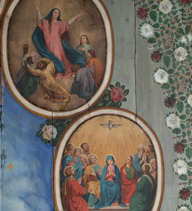 Zdjęcie nr 9: Ściany kościoła pokrywa dekoracja dywanowa, której w partiach stropu towarzyszą przedstawienia figuralne. W prezbiterium wykonano wyraźnie zaakcentowany fryz podstropowy, który od fasety oddziela profilowany i ornamentalnie malowany gzyms. Fryz na baldoniebieskim tle pokryto naprzemiennie rozmieszczonymi uskrzydlonymi główkami aniołów z niskimi wazonami z rozłożonymi trzema gałązkami kwitnących lilii. Poniżej barwnej bordiury oddzielającej fryz od pozostałych partii ścian, wykonano zgeometryzowaną dekorację utworzoną z powtarzających się wielobocznych pól, w których znalazł się stylizowany motyw tego samego kwiatu. Fasetę w prezbiterium pokryto naprzemiennie, rytmicznie rozmieszczonymi stylizowanymi kwiatami na łodydze i bez łodygi, które obwiedziono migdałowymi otokami tworzą ornamentalny pas zamknięty u góry falującą, wąską bordiurą. Dekorację bladoniebieskiego stropu prezbiterium tworzy poprowadzona przy krawędziach srebrno-niebieska arkatura. W centrum na niebieskim tle usianym złotymi gwiazdkami wyobrażono zasiadającą na obłokach Trójcę Świętą obramienioną pofalowaną, wielobarwną bordiurą otoczoną stylizowaną, srebrną wicią akantową. Dekoracyjną wić przedzielono parą uskrzydlonych główek anielskich oraz czterema stylizowanymi pąkami fantazyjnych kwiatów. Frontalnie ujęty Bóg Ojciec został wyobrażony jako siwobrody starzec o bujnych siwych włosach. W prawej ręce trzyma złote berło, lewą zaś wyciąga przed siebie. Bóg Ojciec prawą nogę opiera o niebieski glob, natomiast lewą, wyprostowaną wspiera się o obłoki. Jego twarz charakteryzuje jasna karnacja, szeroko otwarte oczy, wydatny nos i usta. Wokół głowy widać trójkąt. Obok Boga Ojca z lewej strony siedzi Chrystus, który obie nogi wspiera na globie. Zbawiciel trzymający oburącz na wysokości ramienia drewniany krzyż został przedstawiony w trzech czwartych w prawo. Jest to dojrzały mężczyzna o pociągłej twarzy okolonej brązowymi, długimi włosami spływającymi na ramiona oraz brodą. Ma jasną karnację, prosty nos i wydatne usta. Jego melancholijne spojrzenie jest skierowane w bok. Nagi tors okrywa bladoszkarłatny płaszcz odsłaniający prawą nogę. Na dłoniach i stopach widoczne są rany po gwoździach. Głowę Jezusa okala świetlisty nimb. Powyżej obu postaci unosi się gołębica Ducha Świętego w promienistym otoku. Niebieski glob na tle obłoków unoszą dwa aniołki w przepaskach. W nawie kościoła dekorację tworzą trzy różnej szerokości poziome pasy ornamentalne ułożone ponad jednolitą, szarą lamperią. Najszerszy pas pokryto na jasnym tle zgeometryzowanym ornamentem utworzonym z ciemnocynobrowych, migdałowo kształtowanych pól naśladujących wić roślinną. Powyżej rozmieszczono rytmicznie ułożone stylizowane krzyże równoramienne w fantazyjnych, wielobarwnych obramieniach. Najwyższy pas, odpowiadający fryzowi podstropowemu w prezbiterium pokryto wicią winnej latorośli z wplecionymi pękami kłosów. Tą część dekoracji zamyka profilowany gzyms ozdobiony wielobarwnym ornamentem zgeomertyzowanym. Rozpościerającą się ponad nim fasetę ozdobiono rytmicznie rozmieszczonym białym kwiatem na łodydze naśladujący w kształcie grzebień wodny. Dekorację bladoniebieskiego stropu artykułowano za pomocą srebrnej arkatury poprowadzonej przy jego krawędziach oraz ornamentalnych pasów utworzonych z motywów floralnych i geometrycznych, tworzących czworoboczną ramę dla centralnej kompozycji figuralnej. W narożach tego obramienia umieszczono medaliony ukazujące w popiersiach czterech ewangelistów malowanych na blasze miedzianej. Medaliony otaczają stylizowane gałązki dębowe z żołędziami. Każdego ewangelistę identyfikuje jego atrybut. W centrum stropu na bladozielonym tle usianym srebrnymi gwiazdkami namalowano wydłużone owalne obramienie utworzone z szerokiego wieńca różanego o bardzo drobnych kwiatach różanych i listkach. W jego centrum na tle bladoniebieskich obłoków ze złotymi gwiazdkami, bezpośrednio na deskach stropu, przedstawiono stojącą Madonnę z Dzieciątkiem, która depcze węża. Dodatkowo postać Marii zdaje się stać na rozpiętym różańcu. Maria ujęta frontalnie w kontrapoście obiema rękami podtrzymuje na prawym ramieniu Dzieciątko. Ma pociągłą twarz o jasnej karnacji, prostym nosie i wąskich ustach. Spojrzenie jej przymkniętych oczu jest skierowane w dół. Na głowie ma chustę szczelnie okrywającą jej włosy oraz złotą koronę o niskich sterczynach. Madonna ubrana jest w bladoczerwoną suknię odsłaniającą bosą stopę, którą depcze węża. Spod sukni na piersi widać białą koszulę. Na ramionach ma błękitny płaszcz podbity jasną ochrą, spięty na piersi podłużną, złotą klamrą. Trzymane przez nią Dzieciątko ma rozłożone ręce z uniesionymi dłońmi. Jego głowa ujęta jest w trzech czwartych w prawo. Otaczają ją jasno brązowe, krótkie włosy. Mały Jezus ubrany jest w jasną tunikę odsłaniającą jego bose stopy. Wokół Matki Boskiej rozmieszczono owalne medaliony z blachy miedzianej malowane w piętnaście tajemnic Różańca świętego. Ich narracja rozpoczyna się nad głową Madonny. Każda ze scen oparta jest o kilkuosobową kompozycję. Idąc w lewo namalowano: Zwiastowanie Marii, Nawiedzenie św. Elżbiety, Boże Narodzenie, Ofiarowanie w świątyni, Znalezienie w świątyni, Modlitwa w Ogrójcu, Biczowanie, Cierniem ukoronowanie, Niesienie krzyża, Ukrzyżowanie, Zmartwychwstanie, Wniebowstąpienie, Zesłanie Ducha Świętego, Wniebowzięcie Marii, Ukoronowanie Marii w niebie. Pomiędzy medalionami namalowano białą i czerwoną różę. Jasny parapet chóru muzycznego udekorowano naprzemiennie rozmieszczonymi rytmicznie stylizowanymi łodygami zakończonymi białymi pąkami i krzyżami równoramiennymi wpisanymi w koło. W aneksie południowym namalowano na ścianie kazanie św. Franciszka z Asyżu do ptaków. Kompozycja uzyskała kształt wydłużonego, stojącego prostokąta zamkniętego półkoliście i obwiedzionego falującą bordiurą z motywem łączących się krzyżyków. W jej centrum wyobrażono siedzącego na skalnym podłożu św. Franciszka ujętego w trzech czwartych w lewo. Święty prawą rękę unosi w geście mowy lewą zaś swobodnie trzyma na kolanach. Jego widoczną z profilu twarz o jasnej karnacji i prostym nosie okala siwiejąca broda i włosy z wyciętą tonsurą. Ubrany jest w brązowy habit przewiązany sznurem. Przed Franciszkiem przedstawiono stadko słuchających świetego ptaków. W prawym rogu kompozycji namalowano drewniane taczki. Z tyłu za świętym na tle skał rośnie drzewo. Inne drzewo wyobrażono z lewej strony, nieco z tyłu, na tle nieba pokrytego baldoniebieskimi obłokami. U góry z lewej strony na tle obłoków widać niewielką postać Madonny z Dzieciątkiem w typie Matki Boskiej Częstochowskiej.      