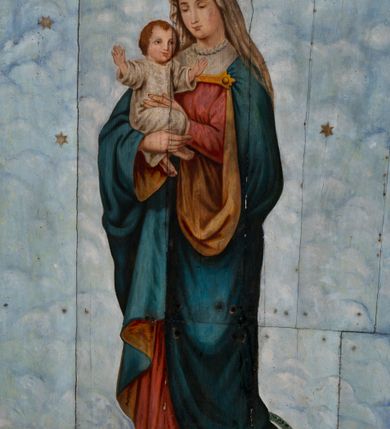 Zdjęcie nr 22: Ściany kościoła pokrywa dekoracja dywanowa, której w partiach stropu towarzyszą przedstawienia figuralne. W prezbiterium wykonano wyraźnie zaakcentowany fryz podstropowy, który od fasety oddziela profilowany i ornamentalnie malowany gzyms. Fryz na baldoniebieskim tle pokryto naprzemiennie rozmieszczonymi uskrzydlonymi główkami aniołów z niskimi wazonami z rozłożonymi trzema gałązkami kwitnących lilii. Poniżej barwnej bordiury oddzielającej fryz od pozostałych partii ścian, wykonano zgeometryzowaną dekorację utworzoną z powtarzających się wielobocznych pól, w których znalazł się stylizowany motyw tego samego kwiatu. Fasetę w prezbiterium pokryto naprzemiennie, rytmicznie rozmieszczonymi stylizowanymi kwiatami na łodydze i bez łodygi, które obwiedziono migdałowymi otokami tworzą ornamentalny pas zamknięty u góry falującą, wąską bordiurą. Dekorację bladoniebieskiego stropu prezbiterium tworzy poprowadzona przy krawędziach srebrno-niebieska arkatura. W centrum na niebieskim tle usianym złotymi gwiazdkami wyobrażono zasiadającą na obłokach Trójcę Świętą obramienioną pofalowaną, wielobarwną bordiurą otoczoną stylizowaną, srebrną wicią akantową. Dekoracyjną wić przedzielono parą uskrzydlonych główek anielskich oraz czterema stylizowanymi pąkami fantazyjnych kwiatów. Frontalnie ujęty Bóg Ojciec został wyobrażony jako siwobrody starzec o bujnych siwych włosach. W prawej ręce trzyma złote berło, lewą zaś wyciąga przed siebie. Bóg Ojciec prawą nogę opiera o niebieski glob, natomiast lewą, wyprostowaną wspiera się o obłoki. Jego twarz charakteryzuje jasna karnacja, szeroko otwarte oczy, wydatny nos i usta. Wokół głowy widać trójkąt. Obok Boga Ojca z lewej strony siedzi Chrystus, który obie nogi wspiera na globie. Zbawiciel trzymający oburącz na wysokości ramienia drewniany krzyż został przedstawiony w trzech czwartych w prawo. Jest to dojrzały mężczyzna o pociągłej twarzy okolonej brązowymi, długimi włosami spływającymi na ramiona oraz brodą. Ma jasną karnację, prosty nos i wydatne usta. Jego melancholijne spojrzenie jest skierowane w bok. Nagi tors okrywa bladoszkarłatny płaszcz odsłaniający prawą nogę. Na dłoniach i stopach widoczne są rany po gwoździach. Głowę Jezusa okala świetlisty nimb. Powyżej obu postaci unosi się gołębica Ducha Świętego w promienistym otoku. Niebieski glob na tle obłoków unoszą dwa aniołki w przepaskach. W nawie kościoła dekorację tworzą trzy różnej szerokości poziome pasy ornamentalne ułożone ponad jednolitą, szarą lamperią. Najszerszy pas pokryto na jasnym tle zgeometryzowanym ornamentem utworzonym z ciemnocynobrowych, migdałowo kształtowanych pól naśladujących wić roślinną. Powyżej rozmieszczono rytmicznie ułożone stylizowane krzyże równoramienne w fantazyjnych, wielobarwnych obramieniach. Najwyższy pas, odpowiadający fryzowi podstropowemu w prezbiterium pokryto wicią winnej latorośli z wplecionymi pękami kłosów. Tą część dekoracji zamyka profilowany gzyms ozdobiony wielobarwnym ornamentem zgeomertyzowanym. Rozpościerającą się ponad nim fasetę ozdobiono rytmicznie rozmieszczonym białym kwiatem na łodydze naśladujący w kształcie grzebień wodny. Dekorację bladoniebieskiego stropu artykułowano za pomocą srebrnej arkatury poprowadzonej przy jego krawędziach oraz ornamentalnych pasów utworzonych z motywów floralnych i geometrycznych, tworzących czworoboczną ramę dla centralnej kompozycji figuralnej. W narożach tego obramienia umieszczono medaliony ukazujące w popiersiach czterech ewangelistów malowanych na blasze miedzianej. Medaliony otaczają stylizowane gałązki dębowe z żołędziami. Każdego ewangelistę identyfikuje jego atrybut. W centrum stropu na bladozielonym tle usianym srebrnymi gwiazdkami namalowano wydłużone owalne obramienie utworzone z szerokiego wieńca różanego o bardzo drobnych kwiatach różanych i listkach. W jego centrum na tle bladoniebieskich obłoków ze złotymi gwiazdkami, bezpośrednio na deskach stropu, przedstawiono stojącą Madonnę z Dzieciątkiem, która depcze węża. Dodatkowo postać Marii zdaje się stać na rozpiętym różańcu. Maria ujęta frontalnie w kontrapoście obiema rękami podtrzymuje na prawym ramieniu Dzieciątko. Ma pociągłą twarz o jasnej karnacji, prostym nosie i wąskich ustach. Spojrzenie jej przymkniętych oczu jest skierowane w dół. Na głowie ma chustę szczelnie okrywającą jej włosy oraz złotą koronę o niskich sterczynach. Madonna ubrana jest w bladoczerwoną suknię odsłaniającą bosą stopę, którą depcze węża. Spod sukni na piersi widać białą koszulę. Na ramionach ma błękitny płaszcz podbity jasną ochrą, spięty na piersi podłużną, złotą klamrą. Trzymane przez nią Dzieciątko ma rozłożone ręce z uniesionymi dłońmi. Jego głowa ujęta jest w trzech czwartych w prawo. Otaczają ją jasno brązowe, krótkie włosy. Mały Jezus ubrany jest w jasną tunikę odsłaniającą jego bose stopy. Wokół Matki Boskiej rozmieszczono owalne medaliony z blachy miedzianej malowane w piętnaście tajemnic Różańca świętego. Ich narracja rozpoczyna się nad głową Madonny. Każda ze scen oparta jest o kilkuosobową kompozycję. Idąc w lewo namalowano: Zwiastowanie Marii, Nawiedzenie św. Elżbiety, Boże Narodzenie, Ofiarowanie w świątyni, Znalezienie w świątyni, Modlitwa w Ogrójcu, Biczowanie, Cierniem ukoronowanie, Niesienie krzyża, Ukrzyżowanie, Zmartwychwstanie, Wniebowstąpienie, Zesłanie Ducha Świętego, Wniebowzięcie Marii, Ukoronowanie Marii w niebie. Pomiędzy medalionami namalowano białą i czerwoną różę. Jasny parapet chóru muzycznego udekorowano naprzemiennie rozmieszczonymi rytmicznie stylizowanymi łodygami zakończonymi białymi pąkami i krzyżami równoramiennymi wpisanymi w koło. W aneksie południowym namalowano na ścianie kazanie św. Franciszka z Asyżu do ptaków. Kompozycja uzyskała kształt wydłużonego, stojącego prostokąta zamkniętego półkoliście i obwiedzionego falującą bordiurą z motywem łączących się krzyżyków. W jej centrum wyobrażono siedzącego na skalnym podłożu św. Franciszka ujętego w trzech czwartych w lewo. Święty prawą rękę unosi w geście mowy lewą zaś swobodnie trzyma na kolanach. Jego widoczną z profilu twarz o jasnej karnacji i prostym nosie okala siwiejąca broda i włosy z wyciętą tonsurą. Ubrany jest w brązowy habit przewiązany sznurem. Przed Franciszkiem przedstawiono stadko słuchających świetego ptaków. W prawym rogu kompozycji namalowano drewniane taczki. Z tyłu za świętym na tle skał rośnie drzewo. Inne drzewo wyobrażono z lewej strony, nieco z tyłu, na tle nieba pokrytego baldoniebieskimi obłokami. U góry z lewej strony na tle obłoków widać niewielką postać Madonny z Dzieciątkiem w typie Matki Boskiej Częstochowskiej.      