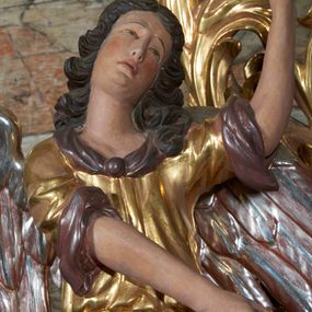 Zdjęcie nr 1: 1. Rzeźba po prawej stronie ołtarza
Figura pełnoplastyczna, stojąca w kontrapoście, prawa ręka uniesiona trzymająca włócznię, lewa skierowana ku dołowi, głowa skierowana ku górze. Twarz podłużna, pełna o drobnych oczach, nosie i ustach. Włosy ciemne, kręcone sięgające do szyi. Anioł ubrany w długą suknię, odkrywająca prawą nogę. Polichromia naturalistyczna w partiach ciała, szata złocona, skrzydła srebrzone. 

2. Rzeźba po lewej stronie ołtarza
Figura pełnoplastyczna, stojąca w kontrapoście, lewa ręka uniesiona w górę wskazuje na arma Christi, zaś prawa jest opuszczona ku dołowi. Głowa aniołą skierowana ku górze. Twarz podłużna, pełna, o drobnych oczach, nosie i ustach. Włosy ciemne, kręcone sięgające szyi. Tunika z podwiniętymi rękawami przepasana sznurem, odkrywająca lewą nogę. Polichromia naturalistyczna w partiach ciała, szata złocona, skrzydła srebrzone.
