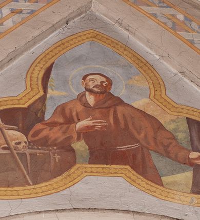 Zdjęcie nr 18: Prezbiterium jest węższe od nawy, zamknięte trójbocznie, oddziela je tęcza o łuku półkolistym z napisem „EGO SUM VIA VERITAS ET VITA”. Od zachodu chór na dwóch filarach, zamknięty balustradą dekorowaną płycinami. Ściany wnętrza dzielą pilastry podtrzymujące gurty sklepienia i łuki arkad, a dekoruje polichromia ze scenami biblijnymi i wizerunkami świętych. Sklepienie krzyżowo-żebrowe. Ściany przeprute oknami – prezbiterium dwoma, transept sześcioma, nawa czterema, kolejne w wieży i rotundach. Niemal wszystkie  kształcie stojącego prostokąta zamkniętego łukiem pełnym, kolejne; większość wypełniają witraże. Główne wejście przez korpus wieżowy od zachodu, kolejne do obu ramion transeptu i przybudówek. Fasada wieżowa, z wejściem przez portal z archiwoltami, z kolumienkami po bokach, ujęty ściśle szerokimi , ustawionymi skośnie szkarpami zwieńczonymi tympanonami i kapnikami. Powyżej portalu trójdzielne okno w kształcie smukłych, stojących prostokątów, a nad nim prostokątne zamknięte łukiem pełnym. Wyżej tarcza zegara w szerokiej ramie, zamontowana w szczycie. Wyżej wieża przechodzi w ośmiobok o czterech ścianach zwieńczonych ostrołukowo i przeprutych oknami i ściętych narożach między nimi.  Masyw wieży flankują wieloboczne ćwierćrotundy z arkadami ujętymi kolumientami w górnej partii i dekoracją kostkową pod linią dachu.  Z zewnątrz bryła kościoła jest rozczłonkowana, o ścianach wspartych przyporami z kapnikami i fryzem arkadkowym pod linią dachu. Wszystkie dachy blaszane; nad nawą, transeptem i przybudówkami dwuspadowe, nad prezbiterium zamknięty wielobocznie. Wieżę przykrywa wieloboczny, wyjątkowo wysoki dach namiotowy, nad rotundami wieloboczne.  Całe wyposażenie jest spójne, powstało około 1900 roku i zostało wykonane w stylu neogotyckim. 