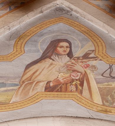 Zdjęcie nr 17: Prezbiterium jest węższe od nawy, zamknięte trójbocznie, oddziela je tęcza o łuku półkolistym z napisem „EGO SUM VIA VERITAS ET VITA”. Od zachodu chór na dwóch filarach, zamknięty balustradą dekorowaną płycinami. Ściany wnętrza dzielą pilastry podtrzymujące gurty sklepienia i łuki arkad, a dekoruje polichromia ze scenami biblijnymi i wizerunkami świętych. Sklepienie krzyżowo-żebrowe. Ściany przeprute oknami – prezbiterium dwoma, transept sześcioma, nawa czterema, kolejne w wieży i rotundach. Niemal wszystkie  kształcie stojącego prostokąta zamkniętego łukiem pełnym, kolejne; większość wypełniają witraże. Główne wejście przez korpus wieżowy od zachodu, kolejne do obu ramion transeptu i przybudówek. Fasada wieżowa, z wejściem przez portal z archiwoltami, z kolumienkami po bokach, ujęty ściśle szerokimi , ustawionymi skośnie szkarpami zwieńczonymi tympanonami i kapnikami. Powyżej portalu trójdzielne okno w kształcie smukłych, stojących prostokątów, a nad nim prostokątne zamknięte łukiem pełnym. Wyżej tarcza zegara w szerokiej ramie, zamontowana w szczycie. Wyżej wieża przechodzi w ośmiobok o czterech ścianach zwieńczonych ostrołukowo i przeprutych oknami i ściętych narożach między nimi.  Masyw wieży flankują wieloboczne ćwierćrotundy z arkadami ujętymi kolumientami w górnej partii i dekoracją kostkową pod linią dachu.  Z zewnątrz bryła kościoła jest rozczłonkowana, o ścianach wspartych przyporami z kapnikami i fryzem arkadkowym pod linią dachu. Wszystkie dachy blaszane; nad nawą, transeptem i przybudówkami dwuspadowe, nad prezbiterium zamknięty wielobocznie. Wieżę przykrywa wieloboczny, wyjątkowo wysoki dach namiotowy, nad rotundami wieloboczne.  Całe wyposażenie jest spójne, powstało około 1900 roku i zostało wykonane w stylu neogotyckim. 