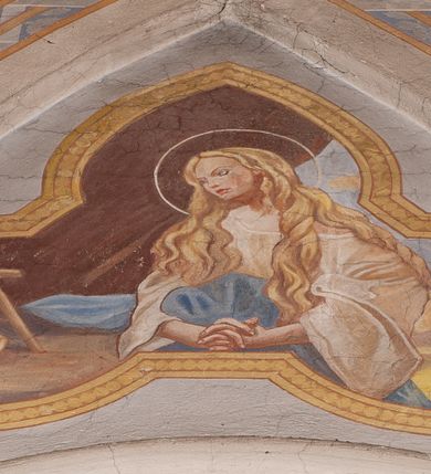 Zdjęcie nr 19: Prezbiterium jest węższe od nawy, zamknięte trójbocznie, oddziela je tęcza o łuku półkolistym z napisem „EGO SUM VIA VERITAS ET VITA”. Od zachodu chór na dwóch filarach, zamknięty balustradą dekorowaną płycinami. Ściany wnętrza dzielą pilastry podtrzymujące gurty sklepienia i łuki arkad, a dekoruje polichromia ze scenami biblijnymi i wizerunkami świętych. Sklepienie krzyżowo-żebrowe. Ściany przeprute oknami – prezbiterium dwoma, transept sześcioma, nawa czterema, kolejne w wieży i rotundach. Niemal wszystkie  kształcie stojącego prostokąta zamkniętego łukiem pełnym, kolejne; większość wypełniają witraże. Główne wejście przez korpus wieżowy od zachodu, kolejne do obu ramion transeptu i przybudówek. Fasada wieżowa, z wejściem przez portal z archiwoltami, z kolumienkami po bokach, ujęty ściśle szerokimi , ustawionymi skośnie szkarpami zwieńczonymi tympanonami i kapnikami. Powyżej portalu trójdzielne okno w kształcie smukłych, stojących prostokątów, a nad nim prostokątne zamknięte łukiem pełnym. Wyżej tarcza zegara w szerokiej ramie, zamontowana w szczycie. Wyżej wieża przechodzi w ośmiobok o czterech ścianach zwieńczonych ostrołukowo i przeprutych oknami i ściętych narożach między nimi.  Masyw wieży flankują wieloboczne ćwierćrotundy z arkadami ujętymi kolumientami w górnej partii i dekoracją kostkową pod linią dachu.  Z zewnątrz bryła kościoła jest rozczłonkowana, o ścianach wspartych przyporami z kapnikami i fryzem arkadkowym pod linią dachu. Wszystkie dachy blaszane; nad nawą, transeptem i przybudówkami dwuspadowe, nad prezbiterium zamknięty wielobocznie. Wieżę przykrywa wieloboczny, wyjątkowo wysoki dach namiotowy, nad rotundami wieloboczne.  Całe wyposażenie jest spójne, powstało około 1900 roku i zostało wykonane w stylu neogotyckim. 