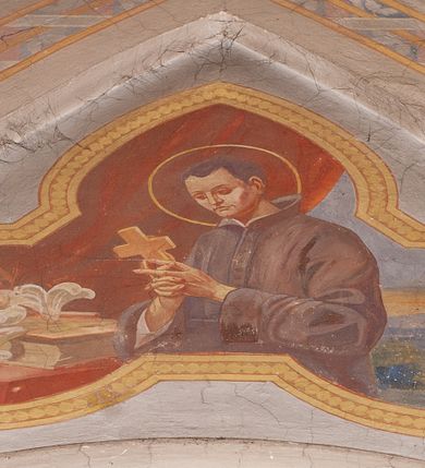 Zdjęcie nr 20: Prezbiterium jest węższe od nawy, zamknięte trójbocznie, oddziela je tęcza o łuku półkolistym z napisem „EGO SUM VIA VERITAS ET VITA”. Od zachodu chór na dwóch filarach, zamknięty balustradą dekorowaną płycinami. Ściany wnętrza dzielą pilastry podtrzymujące gurty sklepienia i łuki arkad, a dekoruje polichromia ze scenami biblijnymi i wizerunkami świętych. Sklepienie krzyżowo-żebrowe. Ściany przeprute oknami – prezbiterium dwoma, transept sześcioma, nawa czterema, kolejne w wieży i rotundach. Niemal wszystkie  kształcie stojącego prostokąta zamkniętego łukiem pełnym, kolejne; większość wypełniają witraże. Główne wejście przez korpus wieżowy od zachodu, kolejne do obu ramion transeptu i przybudówek. Fasada wieżowa, z wejściem przez portal z archiwoltami, z kolumienkami po bokach, ujęty ściśle szerokimi , ustawionymi skośnie szkarpami zwieńczonymi tympanonami i kapnikami. Powyżej portalu trójdzielne okno w kształcie smukłych, stojących prostokątów, a nad nim prostokątne zamknięte łukiem pełnym. Wyżej tarcza zegara w szerokiej ramie, zamontowana w szczycie. Wyżej wieża przechodzi w ośmiobok o czterech ścianach zwieńczonych ostrołukowo i przeprutych oknami i ściętych narożach między nimi.  Masyw wieży flankują wieloboczne ćwierćrotundy z arkadami ujętymi kolumientami w górnej partii i dekoracją kostkową pod linią dachu.  Z zewnątrz bryła kościoła jest rozczłonkowana, o ścianach wspartych przyporami z kapnikami i fryzem arkadkowym pod linią dachu. Wszystkie dachy blaszane; nad nawą, transeptem i przybudówkami dwuspadowe, nad prezbiterium zamknięty wielobocznie. Wieżę przykrywa wieloboczny, wyjątkowo wysoki dach namiotowy, nad rotundami wieloboczne.  Całe wyposażenie jest spójne, powstało około 1900 roku i zostało wykonane w stylu neogotyckim. 