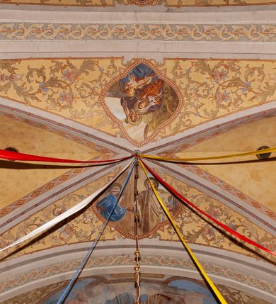 Zdjęcie nr 16: Prezbiterium jest węższe od nawy, zamknięte trójbocznie, oddziela je tęcza o łuku półkolistym z napisem „EGO SUM VIA VERITAS ET VITA”. Od zachodu chór na dwóch filarach, zamknięty balustradą dekorowaną płycinami. Ściany wnętrza dzielą pilastry podtrzymujące gurty sklepienia i łuki arkad, a dekoruje polichromia ze scenami biblijnymi i wizerunkami świętych. Sklepienie krzyżowo-żebrowe. Ściany przeprute oknami – prezbiterium dwoma, transept sześcioma, nawa czterema, kolejne w wieży i rotundach. Niemal wszystkie  kształcie stojącego prostokąta zamkniętego łukiem pełnym, kolejne; większość wypełniają witraże. Główne wejście przez korpus wieżowy od zachodu, kolejne do obu ramion transeptu i przybudówek. Fasada wieżowa, z wejściem przez portal z archiwoltami, z kolumienkami po bokach, ujęty ściśle szerokimi , ustawionymi skośnie szkarpami zwieńczonymi tympanonami i kapnikami. Powyżej portalu trójdzielne okno w kształcie smukłych, stojących prostokątów, a nad nim prostokątne zamknięte łukiem pełnym. Wyżej tarcza zegara w szerokiej ramie, zamontowana w szczycie. Wyżej wieża przechodzi w ośmiobok o czterech ścianach zwieńczonych ostrołukowo i przeprutych oknami i ściętych narożach między nimi.  Masyw wieży flankują wieloboczne ćwierćrotundy z arkadami ujętymi kolumientami w górnej partii i dekoracją kostkową pod linią dachu.  Z zewnątrz bryła kościoła jest rozczłonkowana, o ścianach wspartych przyporami z kapnikami i fryzem arkadkowym pod linią dachu. Wszystkie dachy blaszane; nad nawą, transeptem i przybudówkami dwuspadowe, nad prezbiterium zamknięty wielobocznie. Wieżę przykrywa wieloboczny, wyjątkowo wysoki dach namiotowy, nad rotundami wieloboczne.  Całe wyposażenie jest spójne, powstało około 1900 roku i zostało wykonane w stylu neogotyckim. 