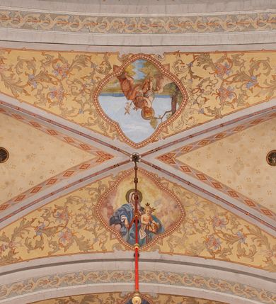 Zdjęcie nr 15: Prezbiterium jest węższe od nawy, zamknięte trójbocznie, oddziela je tęcza o łuku półkolistym z napisem „EGO SUM VIA VERITAS ET VITA”. Od zachodu chór na dwóch filarach, zamknięty balustradą dekorowaną płycinami. Ściany wnętrza dzielą pilastry podtrzymujące gurty sklepienia i łuki arkad, a dekoruje polichromia ze scenami biblijnymi i wizerunkami świętych. Sklepienie krzyżowo-żebrowe. Ściany przeprute oknami – prezbiterium dwoma, transept sześcioma, nawa czterema, kolejne w wieży i rotundach. Niemal wszystkie  kształcie stojącego prostokąta zamkniętego łukiem pełnym, kolejne; większość wypełniają witraże. Główne wejście przez korpus wieżowy od zachodu, kolejne do obu ramion transeptu i przybudówek. Fasada wieżowa, z wejściem przez portal z archiwoltami, z kolumienkami po bokach, ujęty ściśle szerokimi , ustawionymi skośnie szkarpami zwieńczonymi tympanonami i kapnikami. Powyżej portalu trójdzielne okno w kształcie smukłych, stojących prostokątów, a nad nim prostokątne zamknięte łukiem pełnym. Wyżej tarcza zegara w szerokiej ramie, zamontowana w szczycie. Wyżej wieża przechodzi w ośmiobok o czterech ścianach zwieńczonych ostrołukowo i przeprutych oknami i ściętych narożach między nimi.  Masyw wieży flankują wieloboczne ćwierćrotundy z arkadami ujętymi kolumientami w górnej partii i dekoracją kostkową pod linią dachu.  Z zewnątrz bryła kościoła jest rozczłonkowana, o ścianach wspartych przyporami z kapnikami i fryzem arkadkowym pod linią dachu. Wszystkie dachy blaszane; nad nawą, transeptem i przybudówkami dwuspadowe, nad prezbiterium zamknięty wielobocznie. Wieżę przykrywa wieloboczny, wyjątkowo wysoki dach namiotowy, nad rotundami wieloboczne.  Całe wyposażenie jest spójne, powstało około 1900 roku i zostało wykonane w stylu neogotyckim. 