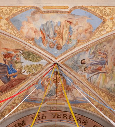 Zdjęcie nr 14: Prezbiterium jest węższe od nawy, zamknięte trójbocznie, oddziela je tęcza o łuku półkolistym z napisem „EGO SUM VIA VERITAS ET VITA”. Od zachodu chór na dwóch filarach, zamknięty balustradą dekorowaną płycinami. Ściany wnętrza dzielą pilastry podtrzymujące gurty sklepienia i łuki arkad, a dekoruje polichromia ze scenami biblijnymi i wizerunkami świętych. Sklepienie krzyżowo-żebrowe. Ściany przeprute oknami – prezbiterium dwoma, transept sześcioma, nawa czterema, kolejne w wieży i rotundach. Niemal wszystkie  kształcie stojącego prostokąta zamkniętego łukiem pełnym, kolejne; większość wypełniają witraże. Główne wejście przez korpus wieżowy od zachodu, kolejne do obu ramion transeptu i przybudówek. Fasada wieżowa, z wejściem przez portal z archiwoltami, z kolumienkami po bokach, ujęty ściśle szerokimi , ustawionymi skośnie szkarpami zwieńczonymi tympanonami i kapnikami. Powyżej portalu trójdzielne okno w kształcie smukłych, stojących prostokątów, a nad nim prostokątne zamknięte łukiem pełnym. Wyżej tarcza zegara w szerokiej ramie, zamontowana w szczycie. Wyżej wieża przechodzi w ośmiobok o czterech ścianach zwieńczonych ostrołukowo i przeprutych oknami i ściętych narożach między nimi.  Masyw wieży flankują wieloboczne ćwierćrotundy z arkadami ujętymi kolumientami w górnej partii i dekoracją kostkową pod linią dachu.  Z zewnątrz bryła kościoła jest rozczłonkowana, o ścianach wspartych przyporami z kapnikami i fryzem arkadkowym pod linią dachu. Wszystkie dachy blaszane; nad nawą, transeptem i przybudówkami dwuspadowe, nad prezbiterium zamknięty wielobocznie. Wieżę przykrywa wieloboczny, wyjątkowo wysoki dach namiotowy, nad rotundami wieloboczne.  Całe wyposażenie jest spójne, powstało około 1900 roku i zostało wykonane w stylu neogotyckim. 