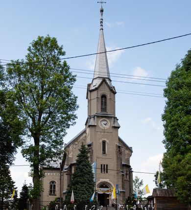 Zdjęcie nr 21: Prezbiterium jest węższe od nawy, zamknięte trójbocznie, oddziela je tęcza o łuku półkolistym z napisem „EGO SUM VIA VERITAS ET VITA”. Od zachodu chór na dwóch filarach, zamknięty balustradą dekorowaną płycinami. Ściany wnętrza dzielą pilastry podtrzymujące gurty sklepienia i łuki arkad, a dekoruje polichromia ze scenami biblijnymi i wizerunkami świętych. Sklepienie krzyżowo-żebrowe. Ściany przeprute oknami – prezbiterium dwoma, transept sześcioma, nawa czterema, kolejne w wieży i rotundach. Niemal wszystkie  kształcie stojącego prostokąta zamkniętego łukiem pełnym, kolejne; większość wypełniają witraże. Główne wejście przez korpus wieżowy od zachodu, kolejne do obu ramion transeptu i przybudówek. Fasada wieżowa, z wejściem przez portal z archiwoltami, z kolumienkami po bokach, ujęty ściśle szerokimi , ustawionymi skośnie szkarpami zwieńczonymi tympanonami i kapnikami. Powyżej portalu trójdzielne okno w kształcie smukłych, stojących prostokątów, a nad nim prostokątne zamknięte łukiem pełnym. Wyżej tarcza zegara w szerokiej ramie, zamontowana w szczycie. Wyżej wieża przechodzi w ośmiobok o czterech ścianach zwieńczonych ostrołukowo i przeprutych oknami i ściętych narożach między nimi.  Masyw wieży flankują wieloboczne ćwierćrotundy z arkadami ujętymi kolumientami w górnej partii i dekoracją kostkową pod linią dachu.  Z zewnątrz bryła kościoła jest rozczłonkowana, o ścianach wspartych przyporami z kapnikami i fryzem arkadkowym pod linią dachu. Wszystkie dachy blaszane; nad nawą, transeptem i przybudówkami dwuspadowe, nad prezbiterium zamknięty wielobocznie. Wieżę przykrywa wieloboczny, wyjątkowo wysoki dach namiotowy, nad rotundami wieloboczne.  Całe wyposażenie jest spójne, powstało około 1900 roku i zostało wykonane w stylu neogotyckim. 