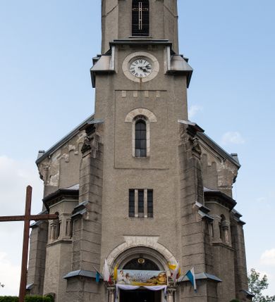 Zdjęcie nr 22: Prezbiterium jest węższe od nawy, zamknięte trójbocznie, oddziela je tęcza o łuku półkolistym z napisem „EGO SUM VIA VERITAS ET VITA”. Od zachodu chór na dwóch filarach, zamknięty balustradą dekorowaną płycinami. Ściany wnętrza dzielą pilastry podtrzymujące gurty sklepienia i łuki arkad, a dekoruje polichromia ze scenami biblijnymi i wizerunkami świętych. Sklepienie krzyżowo-żebrowe. Ściany przeprute oknami – prezbiterium dwoma, transept sześcioma, nawa czterema, kolejne w wieży i rotundach. Niemal wszystkie  kształcie stojącego prostokąta zamkniętego łukiem pełnym, kolejne; większość wypełniają witraże. Główne wejście przez korpus wieżowy od zachodu, kolejne do obu ramion transeptu i przybudówek. Fasada wieżowa, z wejściem przez portal z archiwoltami, z kolumienkami po bokach, ujęty ściśle szerokimi , ustawionymi skośnie szkarpami zwieńczonymi tympanonami i kapnikami. Powyżej portalu trójdzielne okno w kształcie smukłych, stojących prostokątów, a nad nim prostokątne zamknięte łukiem pełnym. Wyżej tarcza zegara w szerokiej ramie, zamontowana w szczycie. Wyżej wieża przechodzi w ośmiobok o czterech ścianach zwieńczonych ostrołukowo i przeprutych oknami i ściętych narożach między nimi.  Masyw wieży flankują wieloboczne ćwierćrotundy z arkadami ujętymi kolumientami w górnej partii i dekoracją kostkową pod linią dachu.  Z zewnątrz bryła kościoła jest rozczłonkowana, o ścianach wspartych przyporami z kapnikami i fryzem arkadkowym pod linią dachu. Wszystkie dachy blaszane; nad nawą, transeptem i przybudówkami dwuspadowe, nad prezbiterium zamknięty wielobocznie. Wieżę przykrywa wieloboczny, wyjątkowo wysoki dach namiotowy, nad rotundami wieloboczne.  Całe wyposażenie jest spójne, powstało około 1900 roku i zostało wykonane w stylu neogotyckim. 