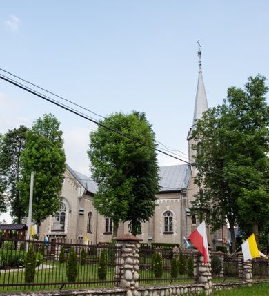 Zdjęcie nr 4: Prezbiterium jest węższe od nawy, zamknięte trójbocznie, oddziela je tęcza o łuku półkolistym z napisem „EGO SUM VIA VERITAS ET VITA”. Od zachodu chór na dwóch filarach, zamknięty balustradą dekorowaną płycinami. Ściany wnętrza dzielą pilastry podtrzymujące gurty sklepienia i łuki arkad, a dekoruje polichromia ze scenami biblijnymi i wizerunkami świętych. Sklepienie krzyżowo-żebrowe. Ściany przeprute oknami – prezbiterium dwoma, transept sześcioma, nawa czterema, kolejne w wieży i rotundach. Niemal wszystkie  kształcie stojącego prostokąta zamkniętego łukiem pełnym, kolejne; większość wypełniają witraże. Główne wejście przez korpus wieżowy od zachodu, kolejne do obu ramion transeptu i przybudówek. Fasada wieżowa, z wejściem przez portal z archiwoltami, z kolumienkami po bokach, ujęty ściśle szerokimi , ustawionymi skośnie szkarpami zwieńczonymi tympanonami i kapnikami. Powyżej portalu trójdzielne okno w kształcie smukłych, stojących prostokątów, a nad nim prostokątne zamknięte łukiem pełnym. Wyżej tarcza zegara w szerokiej ramie, zamontowana w szczycie. Wyżej wieża przechodzi w ośmiobok o czterech ścianach zwieńczonych ostrołukowo i przeprutych oknami i ściętych narożach między nimi.  Masyw wieży flankują wieloboczne ćwierćrotundy z arkadami ujętymi kolumientami w górnej partii i dekoracją kostkową pod linią dachu.  Z zewnątrz bryła kościoła jest rozczłonkowana, o ścianach wspartych przyporami z kapnikami i fryzem arkadkowym pod linią dachu. Wszystkie dachy blaszane; nad nawą, transeptem i przybudówkami dwuspadowe, nad prezbiterium zamknięty wielobocznie. Wieżę przykrywa wieloboczny, wyjątkowo wysoki dach namiotowy, nad rotundami wieloboczne.  Całe wyposażenie jest spójne, powstało około 1900 roku i zostało wykonane w stylu neogotyckim. 