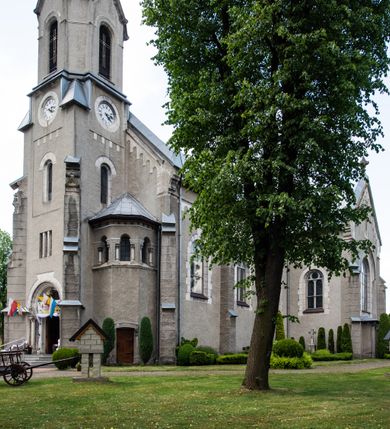 Zdjęcie nr 25: Prezbiterium jest węższe od nawy, zamknięte trójbocznie, oddziela je tęcza o łuku półkolistym z napisem „EGO SUM VIA VERITAS ET VITA”. Od zachodu chór na dwóch filarach, zamknięty balustradą dekorowaną płycinami. Ściany wnętrza dzielą pilastry podtrzymujące gurty sklepienia i łuki arkad, a dekoruje polichromia ze scenami biblijnymi i wizerunkami świętych. Sklepienie krzyżowo-żebrowe. Ściany przeprute oknami – prezbiterium dwoma, transept sześcioma, nawa czterema, kolejne w wieży i rotundach. Niemal wszystkie  kształcie stojącego prostokąta zamkniętego łukiem pełnym, kolejne; większość wypełniają witraże. Główne wejście przez korpus wieżowy od zachodu, kolejne do obu ramion transeptu i przybudówek. Fasada wieżowa, z wejściem przez portal z archiwoltami, z kolumienkami po bokach, ujęty ściśle szerokimi , ustawionymi skośnie szkarpami zwieńczonymi tympanonami i kapnikami. Powyżej portalu trójdzielne okno w kształcie smukłych, stojących prostokątów, a nad nim prostokątne zamknięte łukiem pełnym. Wyżej tarcza zegara w szerokiej ramie, zamontowana w szczycie. Wyżej wieża przechodzi w ośmiobok o czterech ścianach zwieńczonych ostrołukowo i przeprutych oknami i ściętych narożach między nimi.  Masyw wieży flankują wieloboczne ćwierćrotundy z arkadami ujętymi kolumientami w górnej partii i dekoracją kostkową pod linią dachu.  Z zewnątrz bryła kościoła jest rozczłonkowana, o ścianach wspartych przyporami z kapnikami i fryzem arkadkowym pod linią dachu. Wszystkie dachy blaszane; nad nawą, transeptem i przybudówkami dwuspadowe, nad prezbiterium zamknięty wielobocznie. Wieżę przykrywa wieloboczny, wyjątkowo wysoki dach namiotowy, nad rotundami wieloboczne.  Całe wyposażenie jest spójne, powstało około 1900 roku i zostało wykonane w stylu neogotyckim. 