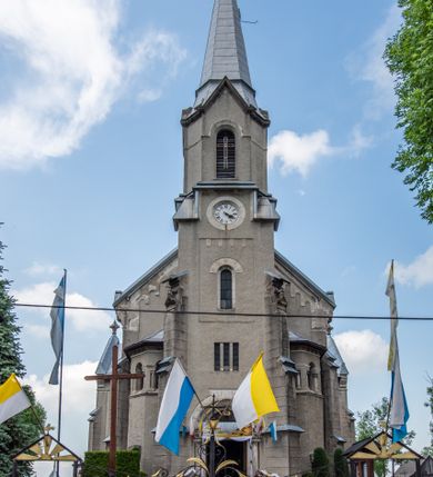 Zdjęcie nr 13: Prezbiterium jest węższe od nawy, zamknięte trójbocznie, oddziela je tęcza o łuku półkolistym z napisem „EGO SUM VIA VERITAS ET VITA”. Od zachodu chór na dwóch filarach, zamknięty balustradą dekorowaną płycinami. Ściany wnętrza dzielą pilastry podtrzymujące gurty sklepienia i łuki arkad, a dekoruje polichromia ze scenami biblijnymi i wizerunkami świętych. Sklepienie krzyżowo-żebrowe. Ściany przeprute oknami – prezbiterium dwoma, transept sześcioma, nawa czterema, kolejne w wieży i rotundach. Niemal wszystkie  kształcie stojącego prostokąta zamkniętego łukiem pełnym, kolejne; większość wypełniają witraże. Główne wejście przez korpus wieżowy od zachodu, kolejne do obu ramion transeptu i przybudówek. Fasada wieżowa, z wejściem przez portal z archiwoltami, z kolumienkami po bokach, ujęty ściśle szerokimi , ustawionymi skośnie szkarpami zwieńczonymi tympanonami i kapnikami. Powyżej portalu trójdzielne okno w kształcie smukłych, stojących prostokątów, a nad nim prostokątne zamknięte łukiem pełnym. Wyżej tarcza zegara w szerokiej ramie, zamontowana w szczycie. Wyżej wieża przechodzi w ośmiobok o czterech ścianach zwieńczonych ostrołukowo i przeprutych oknami i ściętych narożach między nimi.  Masyw wieży flankują wieloboczne ćwierćrotundy z arkadami ujętymi kolumientami w górnej partii i dekoracją kostkową pod linią dachu.  Z zewnątrz bryła kościoła jest rozczłonkowana, o ścianach wspartych przyporami z kapnikami i fryzem arkadkowym pod linią dachu. Wszystkie dachy blaszane; nad nawą, transeptem i przybudówkami dwuspadowe, nad prezbiterium zamknięty wielobocznie. Wieżę przykrywa wieloboczny, wyjątkowo wysoki dach namiotowy, nad rotundami wieloboczne.  Całe wyposażenie jest spójne, powstało około 1900 roku i zostało wykonane w stylu neogotyckim. 