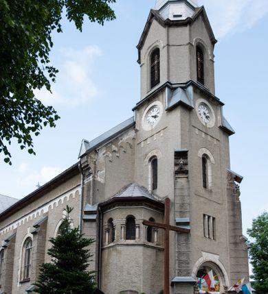 Zdjęcie nr 1: Prezbiterium jest węższe od nawy, zamknięte trójbocznie, oddziela je tęcza o łuku półkolistym z napisem „EGO SUM VIA VERITAS ET VITA”. Od zachodu chór na dwóch filarach, zamknięty balustradą dekorowaną płycinami. Ściany wnętrza dzielą pilastry podtrzymujące gurty sklepienia i łuki arkad, a dekoruje polichromia ze scenami biblijnymi i wizerunkami świętych. Sklepienie krzyżowo-żebrowe. Ściany przeprute oknami – prezbiterium dwoma, transept sześcioma, nawa czterema, kolejne w wieży i rotundach. Niemal wszystkie  kształcie stojącego prostokąta zamkniętego łukiem pełnym, kolejne; większość wypełniają witraże. Główne wejście przez korpus wieżowy od zachodu, kolejne do obu ramion transeptu i przybudówek. Fasada wieżowa, z wejściem przez portal z archiwoltami, z kolumienkami po bokach, ujęty ściśle szerokimi , ustawionymi skośnie szkarpami zwieńczonymi tympanonami i kapnikami. Powyżej portalu trójdzielne okno w kształcie smukłych, stojących prostokątów, a nad nim prostokątne zamknięte łukiem pełnym. Wyżej tarcza zegara w szerokiej ramie, zamontowana w szczycie. Wyżej wieża przechodzi w ośmiobok o czterech ścianach zwieńczonych ostrołukowo i przeprutych oknami i ściętych narożach między nimi.  Masyw wieży flankują wieloboczne ćwierćrotundy z arkadami ujętymi kolumientami w górnej partii i dekoracją kostkową pod linią dachu.  Z zewnątrz bryła kościoła jest rozczłonkowana, o ścianach wspartych przyporami z kapnikami i fryzem arkadkowym pod linią dachu. Wszystkie dachy blaszane; nad nawą, transeptem i przybudówkami dwuspadowe, nad prezbiterium zamknięty wielobocznie. Wieżę przykrywa wieloboczny, wyjątkowo wysoki dach namiotowy, nad rotundami wieloboczne.  Całe wyposażenie jest spójne, powstało około 1900 roku i zostało wykonane w stylu neogotyckim. 