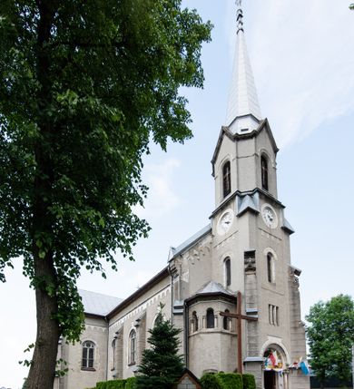 Zdjęcie nr 2: Prezbiterium jest węższe od nawy, zamknięte trójbocznie, oddziela je tęcza o łuku półkolistym z napisem „EGO SUM VIA VERITAS ET VITA”. Od zachodu chór na dwóch filarach, zamknięty balustradą dekorowaną płycinami. Ściany wnętrza dzielą pilastry podtrzymujące gurty sklepienia i łuki arkad, a dekoruje polichromia ze scenami biblijnymi i wizerunkami świętych. Sklepienie krzyżowo-żebrowe. Ściany przeprute oknami – prezbiterium dwoma, transept sześcioma, nawa czterema, kolejne w wieży i rotundach. Niemal wszystkie  kształcie stojącego prostokąta zamkniętego łukiem pełnym, kolejne; większość wypełniają witraże. Główne wejście przez korpus wieżowy od zachodu, kolejne do obu ramion transeptu i przybudówek. Fasada wieżowa, z wejściem przez portal z archiwoltami, z kolumienkami po bokach, ujęty ściśle szerokimi , ustawionymi skośnie szkarpami zwieńczonymi tympanonami i kapnikami. Powyżej portalu trójdzielne okno w kształcie smukłych, stojących prostokątów, a nad nim prostokątne zamknięte łukiem pełnym. Wyżej tarcza zegara w szerokiej ramie, zamontowana w szczycie. Wyżej wieża przechodzi w ośmiobok o czterech ścianach zwieńczonych ostrołukowo i przeprutych oknami i ściętych narożach między nimi.  Masyw wieży flankują wieloboczne ćwierćrotundy z arkadami ujętymi kolumientami w górnej partii i dekoracją kostkową pod linią dachu.  Z zewnątrz bryła kościoła jest rozczłonkowana, o ścianach wspartych przyporami z kapnikami i fryzem arkadkowym pod linią dachu. Wszystkie dachy blaszane; nad nawą, transeptem i przybudówkami dwuspadowe, nad prezbiterium zamknięty wielobocznie. Wieżę przykrywa wieloboczny, wyjątkowo wysoki dach namiotowy, nad rotundami wieloboczne.  Całe wyposażenie jest spójne, powstało około 1900 roku i zostało wykonane w stylu neogotyckim. 
