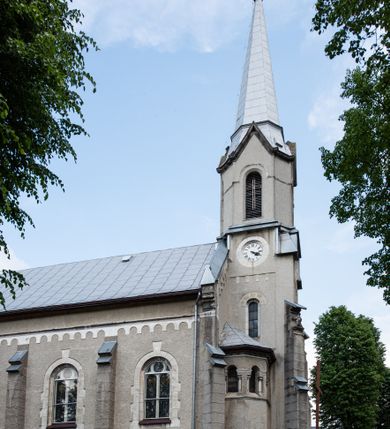 Zdjęcie nr 24: Prezbiterium jest węższe od nawy, zamknięte trójbocznie, oddziela je tęcza o łuku półkolistym z napisem „EGO SUM VIA VERITAS ET VITA”. Od zachodu chór na dwóch filarach, zamknięty balustradą dekorowaną płycinami. Ściany wnętrza dzielą pilastry podtrzymujące gurty sklepienia i łuki arkad, a dekoruje polichromia ze scenami biblijnymi i wizerunkami świętych. Sklepienie krzyżowo-żebrowe. Ściany przeprute oknami – prezbiterium dwoma, transept sześcioma, nawa czterema, kolejne w wieży i rotundach. Niemal wszystkie  kształcie stojącego prostokąta zamkniętego łukiem pełnym, kolejne; większość wypełniają witraże. Główne wejście przez korpus wieżowy od zachodu, kolejne do obu ramion transeptu i przybudówek. Fasada wieżowa, z wejściem przez portal z archiwoltami, z kolumienkami po bokach, ujęty ściśle szerokimi , ustawionymi skośnie szkarpami zwieńczonymi tympanonami i kapnikami. Powyżej portalu trójdzielne okno w kształcie smukłych, stojących prostokątów, a nad nim prostokątne zamknięte łukiem pełnym. Wyżej tarcza zegara w szerokiej ramie, zamontowana w szczycie. Wyżej wieża przechodzi w ośmiobok o czterech ścianach zwieńczonych ostrołukowo i przeprutych oknami i ściętych narożach między nimi.  Masyw wieży flankują wieloboczne ćwierćrotundy z arkadami ujętymi kolumientami w górnej partii i dekoracją kostkową pod linią dachu.  Z zewnątrz bryła kościoła jest rozczłonkowana, o ścianach wspartych przyporami z kapnikami i fryzem arkadkowym pod linią dachu. Wszystkie dachy blaszane; nad nawą, transeptem i przybudówkami dwuspadowe, nad prezbiterium zamknięty wielobocznie. Wieżę przykrywa wieloboczny, wyjątkowo wysoki dach namiotowy, nad rotundami wieloboczne.  Całe wyposażenie jest spójne, powstało około 1900 roku i zostało wykonane w stylu neogotyckim. 