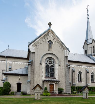 Zdjęcie nr 3: Prezbiterium jest węższe od nawy, zamknięte trójbocznie, oddziela je tęcza o łuku półkolistym z napisem „EGO SUM VIA VERITAS ET VITA”. Od zachodu chór na dwóch filarach, zamknięty balustradą dekorowaną płycinami. Ściany wnętrza dzielą pilastry podtrzymujące gurty sklepienia i łuki arkad, a dekoruje polichromia ze scenami biblijnymi i wizerunkami świętych. Sklepienie krzyżowo-żebrowe. Ściany przeprute oknami – prezbiterium dwoma, transept sześcioma, nawa czterema, kolejne w wieży i rotundach. Niemal wszystkie  kształcie stojącego prostokąta zamkniętego łukiem pełnym, kolejne; większość wypełniają witraże. Główne wejście przez korpus wieżowy od zachodu, kolejne do obu ramion transeptu i przybudówek. Fasada wieżowa, z wejściem przez portal z archiwoltami, z kolumienkami po bokach, ujęty ściśle szerokimi , ustawionymi skośnie szkarpami zwieńczonymi tympanonami i kapnikami. Powyżej portalu trójdzielne okno w kształcie smukłych, stojących prostokątów, a nad nim prostokątne zamknięte łukiem pełnym. Wyżej tarcza zegara w szerokiej ramie, zamontowana w szczycie. Wyżej wieża przechodzi w ośmiobok o czterech ścianach zwieńczonych ostrołukowo i przeprutych oknami i ściętych narożach między nimi.  Masyw wieży flankują wieloboczne ćwierćrotundy z arkadami ujętymi kolumientami w górnej partii i dekoracją kostkową pod linią dachu.  Z zewnątrz bryła kościoła jest rozczłonkowana, o ścianach wspartych przyporami z kapnikami i fryzem arkadkowym pod linią dachu. Wszystkie dachy blaszane; nad nawą, transeptem i przybudówkami dwuspadowe, nad prezbiterium zamknięty wielobocznie. Wieżę przykrywa wieloboczny, wyjątkowo wysoki dach namiotowy, nad rotundami wieloboczne.  Całe wyposażenie jest spójne, powstało około 1900 roku i zostało wykonane w stylu neogotyckim. 