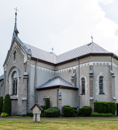 Zdjęcie nr 5: Prezbiterium jest węższe od nawy, zamknięte trójbocznie, oddziela je tęcza o łuku półkolistym z napisem „EGO SUM VIA VERITAS ET VITA”. Od zachodu chór na dwóch filarach, zamknięty balustradą dekorowaną płycinami. Ściany wnętrza dzielą pilastry podtrzymujące gurty sklepienia i łuki arkad, a dekoruje polichromia ze scenami biblijnymi i wizerunkami świętych. Sklepienie krzyżowo-żebrowe. Ściany przeprute oknami – prezbiterium dwoma, transept sześcioma, nawa czterema, kolejne w wieży i rotundach. Niemal wszystkie  kształcie stojącego prostokąta zamkniętego łukiem pełnym, kolejne; większość wypełniają witraże. Główne wejście przez korpus wieżowy od zachodu, kolejne do obu ramion transeptu i przybudówek. Fasada wieżowa, z wejściem przez portal z archiwoltami, z kolumienkami po bokach, ujęty ściśle szerokimi , ustawionymi skośnie szkarpami zwieńczonymi tympanonami i kapnikami. Powyżej portalu trójdzielne okno w kształcie smukłych, stojących prostokątów, a nad nim prostokątne zamknięte łukiem pełnym. Wyżej tarcza zegara w szerokiej ramie, zamontowana w szczycie. Wyżej wieża przechodzi w ośmiobok o czterech ścianach zwieńczonych ostrołukowo i przeprutych oknami i ściętych narożach między nimi.  Masyw wieży flankują wieloboczne ćwierćrotundy z arkadami ujętymi kolumientami w górnej partii i dekoracją kostkową pod linią dachu.  Z zewnątrz bryła kościoła jest rozczłonkowana, o ścianach wspartych przyporami z kapnikami i fryzem arkadkowym pod linią dachu. Wszystkie dachy blaszane; nad nawą, transeptem i przybudówkami dwuspadowe, nad prezbiterium zamknięty wielobocznie. Wieżę przykrywa wieloboczny, wyjątkowo wysoki dach namiotowy, nad rotundami wieloboczne.  Całe wyposażenie jest spójne, powstało około 1900 roku i zostało wykonane w stylu neogotyckim. 