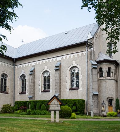 Zdjęcie nr 7: Prezbiterium jest węższe od nawy, zamknięte trójbocznie, oddziela je tęcza o łuku półkolistym z napisem „EGO SUM VIA VERITAS ET VITA”. Od zachodu chór na dwóch filarach, zamknięty balustradą dekorowaną płycinami. Ściany wnętrza dzielą pilastry podtrzymujące gurty sklepienia i łuki arkad, a dekoruje polichromia ze scenami biblijnymi i wizerunkami świętych. Sklepienie krzyżowo-żebrowe. Ściany przeprute oknami – prezbiterium dwoma, transept sześcioma, nawa czterema, kolejne w wieży i rotundach. Niemal wszystkie  kształcie stojącego prostokąta zamkniętego łukiem pełnym, kolejne; większość wypełniają witraże. Główne wejście przez korpus wieżowy od zachodu, kolejne do obu ramion transeptu i przybudówek. Fasada wieżowa, z wejściem przez portal z archiwoltami, z kolumienkami po bokach, ujęty ściśle szerokimi , ustawionymi skośnie szkarpami zwieńczonymi tympanonami i kapnikami. Powyżej portalu trójdzielne okno w kształcie smukłych, stojących prostokątów, a nad nim prostokątne zamknięte łukiem pełnym. Wyżej tarcza zegara w szerokiej ramie, zamontowana w szczycie. Wyżej wieża przechodzi w ośmiobok o czterech ścianach zwieńczonych ostrołukowo i przeprutych oknami i ściętych narożach między nimi.  Masyw wieży flankują wieloboczne ćwierćrotundy z arkadami ujętymi kolumientami w górnej partii i dekoracją kostkową pod linią dachu.  Z zewnątrz bryła kościoła jest rozczłonkowana, o ścianach wspartych przyporami z kapnikami i fryzem arkadkowym pod linią dachu. Wszystkie dachy blaszane; nad nawą, transeptem i przybudówkami dwuspadowe, nad prezbiterium zamknięty wielobocznie. Wieżę przykrywa wieloboczny, wyjątkowo wysoki dach namiotowy, nad rotundami wieloboczne.  Całe wyposażenie jest spójne, powstało około 1900 roku i zostało wykonane w stylu neogotyckim. 