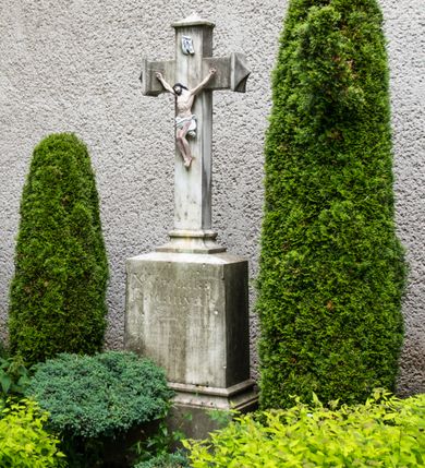 Zdjęcie nr 10: Prezbiterium jest węższe od nawy, zamknięte trójbocznie, oddziela je tęcza o łuku półkolistym z napisem „EGO SUM VIA VERITAS ET VITA”. Od zachodu chór na dwóch filarach, zamknięty balustradą dekorowaną płycinami. Ściany wnętrza dzielą pilastry podtrzymujące gurty sklepienia i łuki arkad, a dekoruje polichromia ze scenami biblijnymi i wizerunkami świętych. Sklepienie krzyżowo-żebrowe. Ściany przeprute oknami – prezbiterium dwoma, transept sześcioma, nawa czterema, kolejne w wieży i rotundach. Niemal wszystkie  kształcie stojącego prostokąta zamkniętego łukiem pełnym, kolejne; większość wypełniają witraże. Główne wejście przez korpus wieżowy od zachodu, kolejne do obu ramion transeptu i przybudówek. Fasada wieżowa, z wejściem przez portal z archiwoltami, z kolumienkami po bokach, ujęty ściśle szerokimi , ustawionymi skośnie szkarpami zwieńczonymi tympanonami i kapnikami. Powyżej portalu trójdzielne okno w kształcie smukłych, stojących prostokątów, a nad nim prostokątne zamknięte łukiem pełnym. Wyżej tarcza zegara w szerokiej ramie, zamontowana w szczycie. Wyżej wieża przechodzi w ośmiobok o czterech ścianach zwieńczonych ostrołukowo i przeprutych oknami i ściętych narożach między nimi.  Masyw wieży flankują wieloboczne ćwierćrotundy z arkadami ujętymi kolumientami w górnej partii i dekoracją kostkową pod linią dachu.  Z zewnątrz bryła kościoła jest rozczłonkowana, o ścianach wspartych przyporami z kapnikami i fryzem arkadkowym pod linią dachu. Wszystkie dachy blaszane; nad nawą, transeptem i przybudówkami dwuspadowe, nad prezbiterium zamknięty wielobocznie. Wieżę przykrywa wieloboczny, wyjątkowo wysoki dach namiotowy, nad rotundami wieloboczne.  Całe wyposażenie jest spójne, powstało około 1900 roku i zostało wykonane w stylu neogotyckim. 