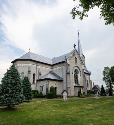 Zdjęcie nr 6: Prezbiterium jest węższe od nawy, zamknięte trójbocznie, oddziela je tęcza o łuku półkolistym z napisem „EGO SUM VIA VERITAS ET VITA”. Od zachodu chór na dwóch filarach, zamknięty balustradą dekorowaną płycinami. Ściany wnętrza dzielą pilastry podtrzymujące gurty sklepienia i łuki arkad, a dekoruje polichromia ze scenami biblijnymi i wizerunkami świętych. Sklepienie krzyżowo-żebrowe. Ściany przeprute oknami – prezbiterium dwoma, transept sześcioma, nawa czterema, kolejne w wieży i rotundach. Niemal wszystkie  kształcie stojącego prostokąta zamkniętego łukiem pełnym, kolejne; większość wypełniają witraże. Główne wejście przez korpus wieżowy od zachodu, kolejne do obu ramion transeptu i przybudówek. Fasada wieżowa, z wejściem przez portal z archiwoltami, z kolumienkami po bokach, ujęty ściśle szerokimi , ustawionymi skośnie szkarpami zwieńczonymi tympanonami i kapnikami. Powyżej portalu trójdzielne okno w kształcie smukłych, stojących prostokątów, a nad nim prostokątne zamknięte łukiem pełnym. Wyżej tarcza zegara w szerokiej ramie, zamontowana w szczycie. Wyżej wieża przechodzi w ośmiobok o czterech ścianach zwieńczonych ostrołukowo i przeprutych oknami i ściętych narożach między nimi.  Masyw wieży flankują wieloboczne ćwierćrotundy z arkadami ujętymi kolumientami w górnej partii i dekoracją kostkową pod linią dachu.  Z zewnątrz bryła kościoła jest rozczłonkowana, o ścianach wspartych przyporami z kapnikami i fryzem arkadkowym pod linią dachu. Wszystkie dachy blaszane; nad nawą, transeptem i przybudówkami dwuspadowe, nad prezbiterium zamknięty wielobocznie. Wieżę przykrywa wieloboczny, wyjątkowo wysoki dach namiotowy, nad rotundami wieloboczne.  Całe wyposażenie jest spójne, powstało około 1900 roku i zostało wykonane w stylu neogotyckim. 