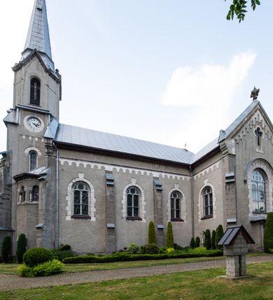 Zdjęcie nr 9: Prezbiterium jest węższe od nawy, zamknięte trójbocznie, oddziela je tęcza o łuku półkolistym z napisem „EGO SUM VIA VERITAS ET VITA”. Od zachodu chór na dwóch filarach, zamknięty balustradą dekorowaną płycinami. Ściany wnętrza dzielą pilastry podtrzymujące gurty sklepienia i łuki arkad, a dekoruje polichromia ze scenami biblijnymi i wizerunkami świętych. Sklepienie krzyżowo-żebrowe. Ściany przeprute oknami – prezbiterium dwoma, transept sześcioma, nawa czterema, kolejne w wieży i rotundach. Niemal wszystkie  kształcie stojącego prostokąta zamkniętego łukiem pełnym, kolejne; większość wypełniają witraże. Główne wejście przez korpus wieżowy od zachodu, kolejne do obu ramion transeptu i przybudówek. Fasada wieżowa, z wejściem przez portal z archiwoltami, z kolumienkami po bokach, ujęty ściśle szerokimi , ustawionymi skośnie szkarpami zwieńczonymi tympanonami i kapnikami. Powyżej portalu trójdzielne okno w kształcie smukłych, stojących prostokątów, a nad nim prostokątne zamknięte łukiem pełnym. Wyżej tarcza zegara w szerokiej ramie, zamontowana w szczycie. Wyżej wieża przechodzi w ośmiobok o czterech ścianach zwieńczonych ostrołukowo i przeprutych oknami i ściętych narożach między nimi.  Masyw wieży flankują wieloboczne ćwierćrotundy z arkadami ujętymi kolumientami w górnej partii i dekoracją kostkową pod linią dachu.  Z zewnątrz bryła kościoła jest rozczłonkowana, o ścianach wspartych przyporami z kapnikami i fryzem arkadkowym pod linią dachu. Wszystkie dachy blaszane; nad nawą, transeptem i przybudówkami dwuspadowe, nad prezbiterium zamknięty wielobocznie. Wieżę przykrywa wieloboczny, wyjątkowo wysoki dach namiotowy, nad rotundami wieloboczne.  Całe wyposażenie jest spójne, powstało około 1900 roku i zostało wykonane w stylu neogotyckim. 