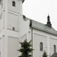 Zdjęcie nr 1: Kościół usytuowany jest w centrum miejscowości, na północny-zachód od drogi prowadzącej z Orawki do Spytkowic. Plac kościelny otoczony jest żeliwnym płotem na kamiennej podmurówce. Główne wejście prowadzi od strony zachodniej; drugie, mniejsze od strony południowej. 

Kościół orientowany, jednonawowy z emporami w części zachodniej, podtrzymywanymi przez arkady, które tworzą dodatkowe przejścia; prezbiterium krótkie i węższe od nawy, zamknięte półkoliście, od północny przylega do niego niewielka zakrystia. Główne wejście do kościoła znajduje się od strony zachodniej przez czworoboczny przedsionek, nad którym wznosi się wieża, drugie wejście przez kruchtę od strony południowej nawy. Kościół jest oświetlony przez  sześć podłużnych okien zamkniętych półkoliście oraz dwóch takich samych w prezbiterium, ponadto na wschodniej ścianie prezbiterium dwa niewielkie, okrągłe otwory okienne. Wnętrze artykułowane jest pilastrami wspierającymi gurty sklepienne, w ostatnim wschodnim przęśle nawy półkoliste arkady tworzące pseudotransept. Chór muzyczny wsparty na trzech arkadach, zamkniętych łukiem odcinkowym, analogiczne dwie pary arkad wspierają empory po bokach nawy. Sklepienie w nawie trójprzęsłowe, kolebkowe na gurtach, w prezbiterium jednoprzęsłowe.

Elewacja kościoła w dolnej części z kamienną okładziną, wyżej kościół tynkowany, artykułowany lizenami. Fasada zachodnia trójosiowa, w osi środkowej wysunięta do przodu trójkondygnacyjna wieża, flankowana lizenami. W drugiej kondygnacji na osiach bocznych fasady spływy flankujące wieżę, za którymi schowany jest dach nad nawą. Wieża nakryta hełmem baniastym z latarnią. Na zakończeniu nawy wieżyczka na sygnaturkę, nakryta analogicznym, mniejszym hełmem z latarnią. Dach nad nawą dwuspadowy, nad prezbiterium, nad kruchtą siodłowy. Na przyczółku kruchty umieszczona jest w głębokiej wnęce, zamkniętej łukiem odcinkowym rzeźba Matki Boskiej z Dzieciątkiem, a nad wejściem zachodnim do świątyni rzeźba św. Wojciecha.




