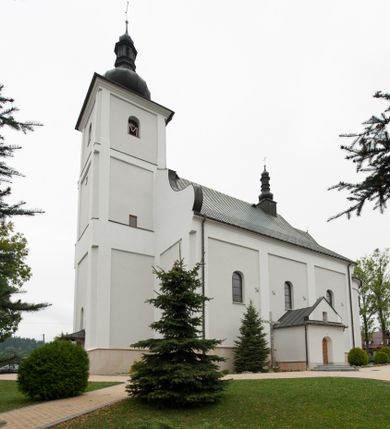 Zdjęcie nr 1: Kościół usytuowany jest w centrum miejscowości, na północny-zachód od drogi prowadzącej z Orawki do Spytkowic. Plac kościelny otoczony jest żeliwnym płotem na kamiennej podmurówce. Główne wejście prowadzi od strony zachodniej; drugie, mniejsze od strony południowej. 

Kościół orientowany, jednonawowy z emporami w części zachodniej, podtrzymywanymi przez arkady, które tworzą dodatkowe przejścia; prezbiterium krótkie i węższe od nawy, zamknięte półkoliście, od północny przylega do niego niewielka zakrystia. Główne wejście do kościoła znajduje się od strony zachodniej przez czworoboczny przedsionek, nad którym wznosi się wieża, drugie wejście przez kruchtę od strony południowej nawy. Kościół jest oświetlony przez  sześć podłużnych okien zamkniętych półkoliście oraz dwóch takich samych w prezbiterium, ponadto na wschodniej ścianie prezbiterium dwa niewielkie, okrągłe otwory okienne. Wnętrze artykułowane jest pilastrami wspierającymi gurty sklepienne, w ostatnim wschodnim przęśle nawy półkoliste arkady tworzące pseudotransept. Chór muzyczny wsparty na trzech arkadach, zamkniętych łukiem odcinkowym, analogiczne dwie pary arkad wspierają empory po bokach nawy. Sklepienie w nawie trójprzęsłowe, kolebkowe na gurtach, w prezbiterium jednoprzęsłowe.

Elewacja kościoła w dolnej części z kamienną okładziną, wyżej kościół tynkowany, artykułowany lizenami. Fasada zachodnia trójosiowa, w osi środkowej wysunięta do przodu trójkondygnacyjna wieża, flankowana lizenami. W drugiej kondygnacji na osiach bocznych fasady spływy flankujące wieżę, za którymi schowany jest dach nad nawą. Wieża nakryta hełmem baniastym z latarnią. Na zakończeniu nawy wieżyczka na sygnaturkę, nakryta analogicznym, mniejszym hełmem z latarnią. Dach nad nawą dwuspadowy, nad prezbiterium, nad kruchtą siodłowy. Na przyczółku kruchty umieszczona jest w głębokiej wnęce, zamkniętej łukiem odcinkowym rzeźba Matki Boskiej z Dzieciątkiem, a nad wejściem zachodnim do świątyni rzeźba św. Wojciecha.



