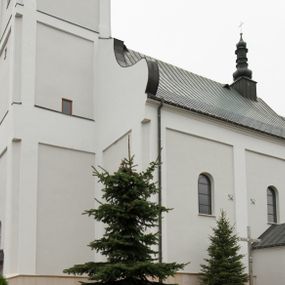 Zdjęcie nr 1: Kościół usytuowany jest w centrum miejscowości, na północny-zachód od drogi prowadzącej z Orawki do Spytkowic. Plac kościelny otoczony jest żeliwnym płotem na kamiennej podmurówce. Główne wejście prowadzi od strony zachodniej; drugie, mniejsze od strony południowej. 

Kościół orientowany, jednonawowy z emporami w części zachodniej, podtrzymywanymi przez arkady, które tworzą dodatkowe przejścia; prezbiterium krótkie i węższe od nawy, zamknięte półkoliście, od północny przylega do niego niewielka zakrystia. Główne wejście do kościoła znajduje się od strony zachodniej przez czworoboczny przedsionek, nad którym wznosi się wieża, drugie wejście przez kruchtę od strony południowej nawy. Kościół jest oświetlony przez  sześć podłużnych okien zamkniętych półkoliście oraz dwóch takich samych w prezbiterium, ponadto na wschodniej ścianie prezbiterium dwa niewielkie, okrągłe otwory okienne. Wnętrze artykułowane jest pilastrami wspierającymi gurty sklepienne, w ostatnim wschodnim przęśle nawy półkoliste arkady tworzące pseudotransept. Chór muzyczny wsparty na trzech arkadach, zamkniętych łukiem odcinkowym, analogiczne dwie pary arkad wspierają empory po bokach nawy. Sklepienie w nawie trójprzęsłowe, kolebkowe na gurtach, w prezbiterium jednoprzęsłowe.

Elewacja kościoła w dolnej części z kamienną okładziną, wyżej kościół tynkowany, artykułowany lizenami. Fasada zachodnia trójosiowa, w osi środkowej wysunięta do przodu trójkondygnacyjna wieża, flankowana lizenami. W drugiej kondygnacji na osiach bocznych fasady spływy flankujące wieżę, za którymi schowany jest dach nad nawą. Wieża nakryta hełmem baniastym z latarnią. Na zakończeniu nawy wieżyczka na sygnaturkę, nakryta analogicznym, mniejszym hełmem z latarnią. Dach nad nawą dwuspadowy, nad prezbiterium, nad kruchtą siodłowy. Na przyczółku kruchty umieszczona jest w głębokiej wnęce, zamkniętej łukiem odcinkowym rzeźba Matki Boskiej z Dzieciątkiem, a nad wejściem zachodnim do świątyni rzeźba św. Wojciecha.



