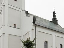 Zdjęcie nr 1: Kościół usytuowany jest w centrum miejscowości, na północny-zachód od drogi prowadzącej z Orawki do Spytkowic. Plac kościelny otoczony jest żeliwnym płotem na kamiennej podmurówce. Główne wejście prowadzi od strony zachodniej; drugie, mniejsze od strony południowej. 

Kościół orientowany, jednonawowy z emporami w części zachodniej, podtrzymywanymi przez arkady, które tworzą dodatkowe przejścia; prezbiterium krótkie i węższe od nawy, zamknięte półkoliście, od północny przylega do niego niewielka zakrystia. Główne wejście do kościoła znajduje się od strony zachodniej przez czworoboczny przedsionek, nad którym wznosi się wieża, drugie wejście przez kruchtę od strony południowej nawy. Kościół jest oświetlony przez  sześć podłużnych okien zamkniętych półkoliście oraz dwóch takich samych w prezbiterium, ponadto na wschodniej ścianie prezbiterium dwa niewielkie, okrągłe otwory okienne. Wnętrze artykułowane jest pilastrami wspierającymi gurty sklepienne, w ostatnim wschodnim przęśle nawy półkoliste arkady tworzące pseudotransept. Chór muzyczny wsparty na trzech arkadach, zamkniętych łukiem odcinkowym, analogiczne dwie pary arkad wspierają empory po bokach nawy. Sklepienie w nawie trójprzęsłowe, kolebkowe na gurtach, w prezbiterium jednoprzęsłowe.

Elewacja kościoła w dolnej części z kamienną okładziną, wyżej kościół tynkowany, artykułowany lizenami. Fasada zachodnia trójosiowa, w osi środkowej wysunięta do przodu trójkondygnacyjna wieża, flankowana lizenami. W drugiej kondygnacji na osiach bocznych fasady spływy flankujące wieżę, za którymi schowany jest dach nad nawą. Wieża nakryta hełmem baniastym z latarnią. Na zakończeniu nawy wieżyczka na sygnaturkę, nakryta analogicznym, mniejszym hełmem z latarnią. Dach nad nawą dwuspadowy, nad prezbiterium, nad kruchtą siodłowy. Na przyczółku kruchty umieszczona jest w głębokiej wnęce, zamkniętej łukiem odcinkowym rzeźba Matki Boskiej z Dzieciątkiem, a nad wejściem zachodnim do świątyni rzeźba św. Wojciecha.



