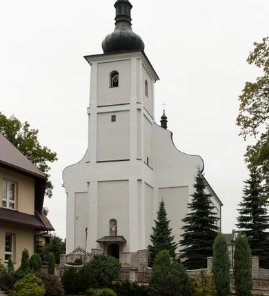 Zdjęcie nr 2: Kościół usytuowany jest w centrum miejscowości, na północny-zachód od drogi prowadzącej z Orawki do Spytkowic. Plac kościelny otoczony jest żeliwnym płotem na kamiennej podmurówce. Główne wejście prowadzi od strony zachodniej; drugie, mniejsze od strony południowej. 

Kościół orientowany, jednonawowy z emporami w części zachodniej, podtrzymywanymi przez arkady, które tworzą dodatkowe przejścia; prezbiterium krótkie i węższe od nawy, zamknięte półkoliście, od północny przylega do niego niewielka zakrystia. Główne wejście do kościoła znajduje się od strony zachodniej przez czworoboczny przedsionek, nad którym wznosi się wieża, drugie wejście przez kruchtę od strony południowej nawy. Kościół jest oświetlony przez  sześć podłużnych okien zamkniętych półkoliście oraz dwóch takich samych w prezbiterium, ponadto na wschodniej ścianie prezbiterium dwa niewielkie, okrągłe otwory okienne. Wnętrze artykułowane jest pilastrami wspierającymi gurty sklepienne, w ostatnim wschodnim przęśle nawy półkoliste arkady tworzące pseudotransept. Chór muzyczny wsparty na trzech arkadach, zamkniętych łukiem odcinkowym, analogiczne dwie pary arkad wspierają empory po bokach nawy. Sklepienie w nawie trójprzęsłowe, kolebkowe na gurtach, w prezbiterium jednoprzęsłowe.

Elewacja kościoła w dolnej części z kamienną okładziną, wyżej kościół tynkowany, artykułowany lizenami. Fasada zachodnia trójosiowa, w osi środkowej wysunięta do przodu trójkondygnacyjna wieża, flankowana lizenami. W drugiej kondygnacji na osiach bocznych fasady spływy flankujące wieżę, za którymi schowany jest dach nad nawą. Wieża nakryta hełmem baniastym z latarnią. Na zakończeniu nawy wieżyczka na sygnaturkę, nakryta analogicznym, mniejszym hełmem z latarnią. Dach nad nawą dwuspadowy, nad prezbiterium, nad kruchtą siodłowy. Na przyczółku kruchty umieszczona jest w głębokiej wnęce, zamkniętej łukiem odcinkowym rzeźba Matki Boskiej z Dzieciątkiem, a nad wejściem zachodnim do świątyni rzeźba św. Wojciecha.



