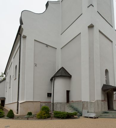Zdjęcie nr 6: Kościół usytuowany jest w centrum miejscowości, na północny-zachód od drogi prowadzącej z Orawki do Spytkowic. Plac kościelny otoczony jest żeliwnym płotem na kamiennej podmurówce. Główne wejście prowadzi od strony zachodniej; drugie, mniejsze od strony południowej. 

Kościół orientowany, jednonawowy z emporami w części zachodniej, podtrzymywanymi przez arkady, które tworzą dodatkowe przejścia; prezbiterium krótkie i węższe od nawy, zamknięte półkoliście, od północny przylega do niego niewielka zakrystia. Główne wejście do kościoła znajduje się od strony zachodniej przez czworoboczny przedsionek, nad którym wznosi się wieża, drugie wejście przez kruchtę od strony południowej nawy. Kościół jest oświetlony przez  sześć podłużnych okien zamkniętych półkoliście oraz dwóch takich samych w prezbiterium, ponadto na wschodniej ścianie prezbiterium dwa niewielkie, okrągłe otwory okienne. Wnętrze artykułowane jest pilastrami wspierającymi gurty sklepienne, w ostatnim wschodnim przęśle nawy półkoliste arkady tworzące pseudotransept. Chór muzyczny wsparty na trzech arkadach, zamkniętych łukiem odcinkowym, analogiczne dwie pary arkad wspierają empory po bokach nawy. Sklepienie w nawie trójprzęsłowe, kolebkowe na gurtach, w prezbiterium jednoprzęsłowe.

Elewacja kościoła w dolnej części z kamienną okładziną, wyżej kościół tynkowany, artykułowany lizenami. Fasada zachodnia trójosiowa, w osi środkowej wysunięta do przodu trójkondygnacyjna wieża, flankowana lizenami. W drugiej kondygnacji na osiach bocznych fasady spływy flankujące wieżę, za którymi schowany jest dach nad nawą. Wieża nakryta hełmem baniastym z latarnią. Na zakończeniu nawy wieżyczka na sygnaturkę, nakryta analogicznym, mniejszym hełmem z latarnią. Dach nad nawą dwuspadowy, nad prezbiterium, nad kruchtą siodłowy. Na przyczółku kruchty umieszczona jest w głębokiej wnęce, zamkniętej łukiem odcinkowym rzeźba Matki Boskiej z Dzieciątkiem, a nad wejściem zachodnim do świątyni rzeźba św. Wojciecha.



