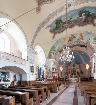 Zdjęcie nr 11: Kościół usytuowany jest w centrum miejscowości, na północny-zachód od drogi prowadzącej z Orawki do Spytkowic. Plac kościelny otoczony jest żeliwnym płotem na kamiennej podmurówce. Główne wejście prowadzi od strony zachodniej; drugie, mniejsze od strony południowej. 

Kościół orientowany, jednonawowy z emporami w części zachodniej, podtrzymywanymi przez arkady, które tworzą dodatkowe przejścia; prezbiterium krótkie i węższe od nawy, zamknięte półkoliście, od północny przylega do niego niewielka zakrystia. Główne wejście do kościoła znajduje się od strony zachodniej przez czworoboczny przedsionek, nad którym wznosi się wieża, drugie wejście przez kruchtę od strony południowej nawy. Kościół jest oświetlony przez  sześć podłużnych okien zamkniętych półkoliście oraz dwóch takich samych w prezbiterium, ponadto na wschodniej ścianie prezbiterium dwa niewielkie, okrągłe otwory okienne. Wnętrze artykułowane jest pilastrami wspierającymi gurty sklepienne, w ostatnim wschodnim przęśle nawy półkoliste arkady tworzące pseudotransept. Chór muzyczny wsparty na trzech arkadach, zamkniętych łukiem odcinkowym, analogiczne dwie pary arkad wspierają empory po bokach nawy. Sklepienie w nawie trójprzęsłowe, kolebkowe na gurtach, w prezbiterium jednoprzęsłowe.

Elewacja kościoła w dolnej części z kamienną okładziną, wyżej kościół tynkowany, artykułowany lizenami. Fasada zachodnia trójosiowa, w osi środkowej wysunięta do przodu trójkondygnacyjna wieża, flankowana lizenami. W drugiej kondygnacji na osiach bocznych fasady spływy flankujące wieżę, za którymi schowany jest dach nad nawą. Wieża nakryta hełmem baniastym z latarnią. Na zakończeniu nawy wieżyczka na sygnaturkę, nakryta analogicznym, mniejszym hełmem z latarnią. Dach nad nawą dwuspadowy, nad prezbiterium, nad kruchtą siodłowy. Na przyczółku kruchty umieszczona jest w głębokiej wnęce, zamkniętej łukiem odcinkowym rzeźba Matki Boskiej z Dzieciątkiem, a nad wejściem zachodnim do świątyni rzeźba św. Wojciecha.



