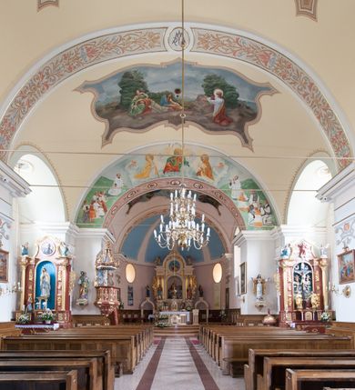 Zdjęcie nr 7: Kościół usytuowany jest w centrum miejscowości, na północny-zachód od drogi prowadzącej z Orawki do Spytkowic. Plac kościelny otoczony jest żeliwnym płotem na kamiennej podmurówce. Główne wejście prowadzi od strony zachodniej; drugie, mniejsze od strony południowej. 

Kościół orientowany, jednonawowy z emporami w części zachodniej, podtrzymywanymi przez arkady, które tworzą dodatkowe przejścia; prezbiterium krótkie i węższe od nawy, zamknięte półkoliście, od północny przylega do niego niewielka zakrystia. Główne wejście do kościoła znajduje się od strony zachodniej przez czworoboczny przedsionek, nad którym wznosi się wieża, drugie wejście przez kruchtę od strony południowej nawy. Kościół jest oświetlony przez  sześć podłużnych okien zamkniętych półkoliście oraz dwóch takich samych w prezbiterium, ponadto na wschodniej ścianie prezbiterium dwa niewielkie, okrągłe otwory okienne. Wnętrze artykułowane jest pilastrami wspierającymi gurty sklepienne, w ostatnim wschodnim przęśle nawy półkoliste arkady tworzące pseudotransept. Chór muzyczny wsparty na trzech arkadach, zamkniętych łukiem odcinkowym, analogiczne dwie pary arkad wspierają empory po bokach nawy. Sklepienie w nawie trójprzęsłowe, kolebkowe na gurtach, w prezbiterium jednoprzęsłowe.

Elewacja kościoła w dolnej części z kamienną okładziną, wyżej kościół tynkowany, artykułowany lizenami. Fasada zachodnia trójosiowa, w osi środkowej wysunięta do przodu trójkondygnacyjna wieża, flankowana lizenami. W drugiej kondygnacji na osiach bocznych fasady spływy flankujące wieżę, za którymi schowany jest dach nad nawą. Wieża nakryta hełmem baniastym z latarnią. Na zakończeniu nawy wieżyczka na sygnaturkę, nakryta analogicznym, mniejszym hełmem z latarnią. Dach nad nawą dwuspadowy, nad prezbiterium, nad kruchtą siodłowy. Na przyczółku kruchty umieszczona jest w głębokiej wnęce, zamkniętej łukiem odcinkowym rzeźba Matki Boskiej z Dzieciątkiem, a nad wejściem zachodnim do świątyni rzeźba św. Wojciecha.



