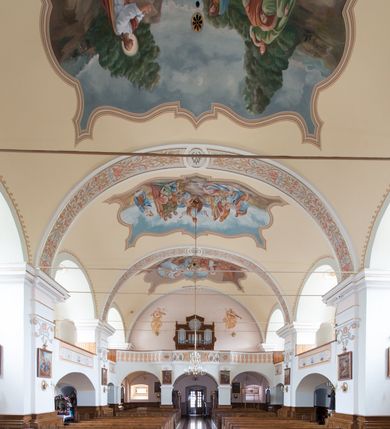 Zdjęcie nr 10: Kościół usytuowany jest w centrum miejscowości, na północny-zachód od drogi prowadzącej z Orawki do Spytkowic. Plac kościelny otoczony jest żeliwnym płotem na kamiennej podmurówce. Główne wejście prowadzi od strony zachodniej; drugie, mniejsze od strony południowej. 

Kościół orientowany, jednonawowy z emporami w części zachodniej, podtrzymywanymi przez arkady, które tworzą dodatkowe przejścia; prezbiterium krótkie i węższe od nawy, zamknięte półkoliście, od północny przylega do niego niewielka zakrystia. Główne wejście do kościoła znajduje się od strony zachodniej przez czworoboczny przedsionek, nad którym wznosi się wieża, drugie wejście przez kruchtę od strony południowej nawy. Kościół jest oświetlony przez  sześć podłużnych okien zamkniętych półkoliście oraz dwóch takich samych w prezbiterium, ponadto na wschodniej ścianie prezbiterium dwa niewielkie, okrągłe otwory okienne. Wnętrze artykułowane jest pilastrami wspierającymi gurty sklepienne, w ostatnim wschodnim przęśle nawy półkoliste arkady tworzące pseudotransept. Chór muzyczny wsparty na trzech arkadach, zamkniętych łukiem odcinkowym, analogiczne dwie pary arkad wspierają empory po bokach nawy. Sklepienie w nawie trójprzęsłowe, kolebkowe na gurtach, w prezbiterium jednoprzęsłowe.

Elewacja kościoła w dolnej części z kamienną okładziną, wyżej kościół tynkowany, artykułowany lizenami. Fasada zachodnia trójosiowa, w osi środkowej wysunięta do przodu trójkondygnacyjna wieża, flankowana lizenami. W drugiej kondygnacji na osiach bocznych fasady spływy flankujące wieżę, za którymi schowany jest dach nad nawą. Wieża nakryta hełmem baniastym z latarnią. Na zakończeniu nawy wieżyczka na sygnaturkę, nakryta analogicznym, mniejszym hełmem z latarnią. Dach nad nawą dwuspadowy, nad prezbiterium, nad kruchtą siodłowy. Na przyczółku kruchty umieszczona jest w głębokiej wnęce, zamkniętej łukiem odcinkowym rzeźba Matki Boskiej z Dzieciątkiem, a nad wejściem zachodnim do świątyni rzeźba św. Wojciecha.



