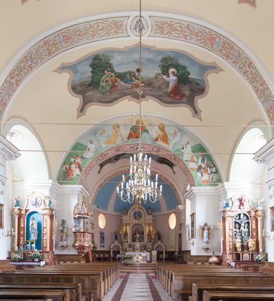 Zdjęcie nr 8: Kościół usytuowany jest w centrum miejscowości, na północny-zachód od drogi prowadzącej z Orawki do Spytkowic. Plac kościelny otoczony jest żeliwnym płotem na kamiennej podmurówce. Główne wejście prowadzi od strony zachodniej; drugie, mniejsze od strony południowej. 

Kościół orientowany, jednonawowy z emporami w części zachodniej, podtrzymywanymi przez arkady, które tworzą dodatkowe przejścia; prezbiterium krótkie i węższe od nawy, zamknięte półkoliście, od północny przylega do niego niewielka zakrystia. Główne wejście do kościoła znajduje się od strony zachodniej przez czworoboczny przedsionek, nad którym wznosi się wieża, drugie wejście przez kruchtę od strony południowej nawy. Kościół jest oświetlony przez  sześć podłużnych okien zamkniętych półkoliście oraz dwóch takich samych w prezbiterium, ponadto na wschodniej ścianie prezbiterium dwa niewielkie, okrągłe otwory okienne. Wnętrze artykułowane jest pilastrami wspierającymi gurty sklepienne, w ostatnim wschodnim przęśle nawy półkoliste arkady tworzące pseudotransept. Chór muzyczny wsparty na trzech arkadach, zamkniętych łukiem odcinkowym, analogiczne dwie pary arkad wspierają empory po bokach nawy. Sklepienie w nawie trójprzęsłowe, kolebkowe na gurtach, w prezbiterium jednoprzęsłowe.

Elewacja kościoła w dolnej części z kamienną okładziną, wyżej kościół tynkowany, artykułowany lizenami. Fasada zachodnia trójosiowa, w osi środkowej wysunięta do przodu trójkondygnacyjna wieża, flankowana lizenami. W drugiej kondygnacji na osiach bocznych fasady spływy flankujące wieżę, za którymi schowany jest dach nad nawą. Wieża nakryta hełmem baniastym z latarnią. Na zakończeniu nawy wieżyczka na sygnaturkę, nakryta analogicznym, mniejszym hełmem z latarnią. Dach nad nawą dwuspadowy, nad prezbiterium, nad kruchtą siodłowy. Na przyczółku kruchty umieszczona jest w głębokiej wnęce, zamkniętej łukiem odcinkowym rzeźba Matki Boskiej z Dzieciątkiem, a nad wejściem zachodnim do świątyni rzeźba św. Wojciecha.



