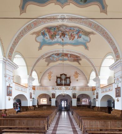 Zdjęcie nr 12: Kościół usytuowany jest w centrum miejscowości, na północny-zachód od drogi prowadzącej z Orawki do Spytkowic. Plac kościelny otoczony jest żeliwnym płotem na kamiennej podmurówce. Główne wejście prowadzi od strony zachodniej; drugie, mniejsze od strony południowej. 

Kościół orientowany, jednonawowy z emporami w części zachodniej, podtrzymywanymi przez arkady, które tworzą dodatkowe przejścia; prezbiterium krótkie i węższe od nawy, zamknięte półkoliście, od północny przylega do niego niewielka zakrystia. Główne wejście do kościoła znajduje się od strony zachodniej przez czworoboczny przedsionek, nad którym wznosi się wieża, drugie wejście przez kruchtę od strony południowej nawy. Kościół jest oświetlony przez  sześć podłużnych okien zamkniętych półkoliście oraz dwóch takich samych w prezbiterium, ponadto na wschodniej ścianie prezbiterium dwa niewielkie, okrągłe otwory okienne. Wnętrze artykułowane jest pilastrami wspierającymi gurty sklepienne, w ostatnim wschodnim przęśle nawy półkoliste arkady tworzące pseudotransept. Chór muzyczny wsparty na trzech arkadach, zamkniętych łukiem odcinkowym, analogiczne dwie pary arkad wspierają empory po bokach nawy. Sklepienie w nawie trójprzęsłowe, kolebkowe na gurtach, w prezbiterium jednoprzęsłowe.

Elewacja kościoła w dolnej części z kamienną okładziną, wyżej kościół tynkowany, artykułowany lizenami. Fasada zachodnia trójosiowa, w osi środkowej wysunięta do przodu trójkondygnacyjna wieża, flankowana lizenami. W drugiej kondygnacji na osiach bocznych fasady spływy flankujące wieżę, za którymi schowany jest dach nad nawą. Wieża nakryta hełmem baniastym z latarnią. Na zakończeniu nawy wieżyczka na sygnaturkę, nakryta analogicznym, mniejszym hełmem z latarnią. Dach nad nawą dwuspadowy, nad prezbiterium, nad kruchtą siodłowy. Na przyczółku kruchty umieszczona jest w głębokiej wnęce, zamkniętej łukiem odcinkowym rzeźba Matki Boskiej z Dzieciątkiem, a nad wejściem zachodnim do świątyni rzeźba św. Wojciecha.



