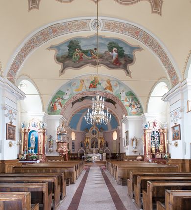 Zdjęcie nr 9: Kościół usytuowany jest w centrum miejscowości, na północny-zachód od drogi prowadzącej z Orawki do Spytkowic. Plac kościelny otoczony jest żeliwnym płotem na kamiennej podmurówce. Główne wejście prowadzi od strony zachodniej; drugie, mniejsze od strony południowej. 

Kościół orientowany, jednonawowy z emporami w części zachodniej, podtrzymywanymi przez arkady, które tworzą dodatkowe przejścia; prezbiterium krótkie i węższe od nawy, zamknięte półkoliście, od północny przylega do niego niewielka zakrystia. Główne wejście do kościoła znajduje się od strony zachodniej przez czworoboczny przedsionek, nad którym wznosi się wieża, drugie wejście przez kruchtę od strony południowej nawy. Kościół jest oświetlony przez  sześć podłużnych okien zamkniętych półkoliście oraz dwóch takich samych w prezbiterium, ponadto na wschodniej ścianie prezbiterium dwa niewielkie, okrągłe otwory okienne. Wnętrze artykułowane jest pilastrami wspierającymi gurty sklepienne, w ostatnim wschodnim przęśle nawy półkoliste arkady tworzące pseudotransept. Chór muzyczny wsparty na trzech arkadach, zamkniętych łukiem odcinkowym, analogiczne dwie pary arkad wspierają empory po bokach nawy. Sklepienie w nawie trójprzęsłowe, kolebkowe na gurtach, w prezbiterium jednoprzęsłowe.

Elewacja kościoła w dolnej części z kamienną okładziną, wyżej kościół tynkowany, artykułowany lizenami. Fasada zachodnia trójosiowa, w osi środkowej wysunięta do przodu trójkondygnacyjna wieża, flankowana lizenami. W drugiej kondygnacji na osiach bocznych fasady spływy flankujące wieżę, za którymi schowany jest dach nad nawą. Wieża nakryta hełmem baniastym z latarnią. Na zakończeniu nawy wieżyczka na sygnaturkę, nakryta analogicznym, mniejszym hełmem z latarnią. Dach nad nawą dwuspadowy, nad prezbiterium, nad kruchtą siodłowy. Na przyczółku kruchty umieszczona jest w głębokiej wnęce, zamkniętej łukiem odcinkowym rzeźba Matki Boskiej z Dzieciątkiem, a nad wejściem zachodnim do świątyni rzeźba św. Wojciecha.



