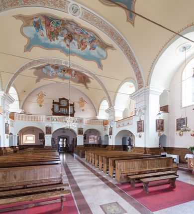 Zdjęcie nr 15: Kościół usytuowany jest w centrum miejscowości, na północny-zachód od drogi prowadzącej z Orawki do Spytkowic. Plac kościelny otoczony jest żeliwnym płotem na kamiennej podmurówce. Główne wejście prowadzi od strony zachodniej; drugie, mniejsze od strony południowej. 

Kościół orientowany, jednonawowy z emporami w części zachodniej, podtrzymywanymi przez arkady, które tworzą dodatkowe przejścia; prezbiterium krótkie i węższe od nawy, zamknięte półkoliście, od północny przylega do niego niewielka zakrystia. Główne wejście do kościoła znajduje się od strony zachodniej przez czworoboczny przedsionek, nad którym wznosi się wieża, drugie wejście przez kruchtę od strony południowej nawy. Kościół jest oświetlony przez  sześć podłużnych okien zamkniętych półkoliście oraz dwóch takich samych w prezbiterium, ponadto na wschodniej ścianie prezbiterium dwa niewielkie, okrągłe otwory okienne. Wnętrze artykułowane jest pilastrami wspierającymi gurty sklepienne, w ostatnim wschodnim przęśle nawy półkoliste arkady tworzące pseudotransept. Chór muzyczny wsparty na trzech arkadach, zamkniętych łukiem odcinkowym, analogiczne dwie pary arkad wspierają empory po bokach nawy. Sklepienie w nawie trójprzęsłowe, kolebkowe na gurtach, w prezbiterium jednoprzęsłowe.

Elewacja kościoła w dolnej części z kamienną okładziną, wyżej kościół tynkowany, artykułowany lizenami. Fasada zachodnia trójosiowa, w osi środkowej wysunięta do przodu trójkondygnacyjna wieża, flankowana lizenami. W drugiej kondygnacji na osiach bocznych fasady spływy flankujące wieżę, za którymi schowany jest dach nad nawą. Wieża nakryta hełmem baniastym z latarnią. Na zakończeniu nawy wieżyczka na sygnaturkę, nakryta analogicznym, mniejszym hełmem z latarnią. Dach nad nawą dwuspadowy, nad prezbiterium, nad kruchtą siodłowy. Na przyczółku kruchty umieszczona jest w głębokiej wnęce, zamkniętej łukiem odcinkowym rzeźba Matki Boskiej z Dzieciątkiem, a nad wejściem zachodnim do świątyni rzeźba św. Wojciecha.



