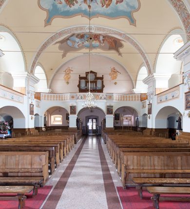 Zdjęcie nr 14: Kościół usytuowany jest w centrum miejscowości, na północny-zachód od drogi prowadzącej z Orawki do Spytkowic. Plac kościelny otoczony jest żeliwnym płotem na kamiennej podmurówce. Główne wejście prowadzi od strony zachodniej; drugie, mniejsze od strony południowej. 

Kościół orientowany, jednonawowy z emporami w części zachodniej, podtrzymywanymi przez arkady, które tworzą dodatkowe przejścia; prezbiterium krótkie i węższe od nawy, zamknięte półkoliście, od północny przylega do niego niewielka zakrystia. Główne wejście do kościoła znajduje się od strony zachodniej przez czworoboczny przedsionek, nad którym wznosi się wieża, drugie wejście przez kruchtę od strony południowej nawy. Kościół jest oświetlony przez  sześć podłużnych okien zamkniętych półkoliście oraz dwóch takich samych w prezbiterium, ponadto na wschodniej ścianie prezbiterium dwa niewielkie, okrągłe otwory okienne. Wnętrze artykułowane jest pilastrami wspierającymi gurty sklepienne, w ostatnim wschodnim przęśle nawy półkoliste arkady tworzące pseudotransept. Chór muzyczny wsparty na trzech arkadach, zamkniętych łukiem odcinkowym, analogiczne dwie pary arkad wspierają empory po bokach nawy. Sklepienie w nawie trójprzęsłowe, kolebkowe na gurtach, w prezbiterium jednoprzęsłowe.

Elewacja kościoła w dolnej części z kamienną okładziną, wyżej kościół tynkowany, artykułowany lizenami. Fasada zachodnia trójosiowa, w osi środkowej wysunięta do przodu trójkondygnacyjna wieża, flankowana lizenami. W drugiej kondygnacji na osiach bocznych fasady spływy flankujące wieżę, za którymi schowany jest dach nad nawą. Wieża nakryta hełmem baniastym z latarnią. Na zakończeniu nawy wieżyczka na sygnaturkę, nakryta analogicznym, mniejszym hełmem z latarnią. Dach nad nawą dwuspadowy, nad prezbiterium, nad kruchtą siodłowy. Na przyczółku kruchty umieszczona jest w głębokiej wnęce, zamkniętej łukiem odcinkowym rzeźba Matki Boskiej z Dzieciątkiem, a nad wejściem zachodnim do świątyni rzeźba św. Wojciecha.



