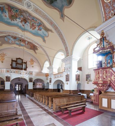 Zdjęcie nr 13: Kościół usytuowany jest w centrum miejscowości, na północny-zachód od drogi prowadzącej z Orawki do Spytkowic. Plac kościelny otoczony jest żeliwnym płotem na kamiennej podmurówce. Główne wejście prowadzi od strony zachodniej; drugie, mniejsze od strony południowej. 

Kościół orientowany, jednonawowy z emporami w części zachodniej, podtrzymywanymi przez arkady, które tworzą dodatkowe przejścia; prezbiterium krótkie i węższe od nawy, zamknięte półkoliście, od północny przylega do niego niewielka zakrystia. Główne wejście do kościoła znajduje się od strony zachodniej przez czworoboczny przedsionek, nad którym wznosi się wieża, drugie wejście przez kruchtę od strony południowej nawy. Kościół jest oświetlony przez  sześć podłużnych okien zamkniętych półkoliście oraz dwóch takich samych w prezbiterium, ponadto na wschodniej ścianie prezbiterium dwa niewielkie, okrągłe otwory okienne. Wnętrze artykułowane jest pilastrami wspierającymi gurty sklepienne, w ostatnim wschodnim przęśle nawy półkoliste arkady tworzące pseudotransept. Chór muzyczny wsparty na trzech arkadach, zamkniętych łukiem odcinkowym, analogiczne dwie pary arkad wspierają empory po bokach nawy. Sklepienie w nawie trójprzęsłowe, kolebkowe na gurtach, w prezbiterium jednoprzęsłowe.

Elewacja kościoła w dolnej części z kamienną okładziną, wyżej kościół tynkowany, artykułowany lizenami. Fasada zachodnia trójosiowa, w osi środkowej wysunięta do przodu trójkondygnacyjna wieża, flankowana lizenami. W drugiej kondygnacji na osiach bocznych fasady spływy flankujące wieżę, za którymi schowany jest dach nad nawą. Wieża nakryta hełmem baniastym z latarnią. Na zakończeniu nawy wieżyczka na sygnaturkę, nakryta analogicznym, mniejszym hełmem z latarnią. Dach nad nawą dwuspadowy, nad prezbiterium, nad kruchtą siodłowy. Na przyczółku kruchty umieszczona jest w głębokiej wnęce, zamkniętej łukiem odcinkowym rzeźba Matki Boskiej z Dzieciątkiem, a nad wejściem zachodnim do świątyni rzeźba św. Wojciecha.



