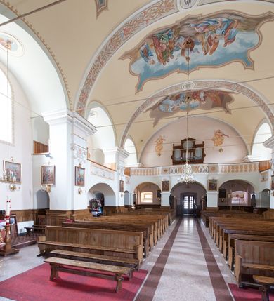 Zdjęcie nr 16: Kościół usytuowany jest w centrum miejscowości, na północny-zachód od drogi prowadzącej z Orawki do Spytkowic. Plac kościelny otoczony jest żeliwnym płotem na kamiennej podmurówce. Główne wejście prowadzi od strony zachodniej; drugie, mniejsze od strony południowej. 

Kościół orientowany, jednonawowy z emporami w części zachodniej, podtrzymywanymi przez arkady, które tworzą dodatkowe przejścia; prezbiterium krótkie i węższe od nawy, zamknięte półkoliście, od północny przylega do niego niewielka zakrystia. Główne wejście do kościoła znajduje się od strony zachodniej przez czworoboczny przedsionek, nad którym wznosi się wieża, drugie wejście przez kruchtę od strony południowej nawy. Kościół jest oświetlony przez  sześć podłużnych okien zamkniętych półkoliście oraz dwóch takich samych w prezbiterium, ponadto na wschodniej ścianie prezbiterium dwa niewielkie, okrągłe otwory okienne. Wnętrze artykułowane jest pilastrami wspierającymi gurty sklepienne, w ostatnim wschodnim przęśle nawy półkoliste arkady tworzące pseudotransept. Chór muzyczny wsparty na trzech arkadach, zamkniętych łukiem odcinkowym, analogiczne dwie pary arkad wspierają empory po bokach nawy. Sklepienie w nawie trójprzęsłowe, kolebkowe na gurtach, w prezbiterium jednoprzęsłowe.

Elewacja kościoła w dolnej części z kamienną okładziną, wyżej kościół tynkowany, artykułowany lizenami. Fasada zachodnia trójosiowa, w osi środkowej wysunięta do przodu trójkondygnacyjna wieża, flankowana lizenami. W drugiej kondygnacji na osiach bocznych fasady spływy flankujące wieżę, za którymi schowany jest dach nad nawą. Wieża nakryta hełmem baniastym z latarnią. Na zakończeniu nawy wieżyczka na sygnaturkę, nakryta analogicznym, mniejszym hełmem z latarnią. Dach nad nawą dwuspadowy, nad prezbiterium, nad kruchtą siodłowy. Na przyczółku kruchty umieszczona jest w głębokiej wnęce, zamkniętej łukiem odcinkowym rzeźba Matki Boskiej z Dzieciątkiem, a nad wejściem zachodnim do świątyni rzeźba św. Wojciecha.



