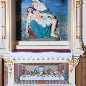 Zdjęcie nr 1: Niewielki ołtarz boczny posadowiony na jednostopniowej, granitowej podstawie. Ołtarz prostopadłościenny, mensa drewniana, w polu antependium płaskorzeźbiona scena przedstawiająca Ostatnią Wieczerzę w prostokątnej ramie, od spodu ujęta profilowanym cokolikiem. W górnych narożach antepedium neorokokowe ornamenty. Nastawa w formie zbliżonej do kwadratu, stojąca bezpośrednio na ołtarzu, flankowana ustawionymi pod kątem kolumienkami na cokołach, które wspierają niepełne, przerwane belkowanie. Kolumny na bazach, trzony marmoryzowane, w jednej trzeciej wysokości przedzielone opaską, kapitele stylizowane na korynckie. Pole główne w kształcie zbliżonym do kwadratu, zamknięte łukiem odcinkowym, u dołu dwa stopnie, wyżej płaskorzeźba przedstawiająca Pietę na tle malowanej Golgoty. Zwieńczenie w formie przerywanego, falującego przyczółka, u dołu zdobionego kratką. Imposty nad kolumnami dekorowane neorokokowym ornamentem. Struktura polichromowana w kolorze jasnego beżu, trzony kolumn marmoryzowane na kolor jasnoróżowy z czerwonym żyłkowaniem, ornamentyka i profilowania złocone. Po bokach ołtarza na wolnostojących cokołach ustawione są rzeźby: św. Franciszka po lewej stronie i św. Antoniego po prawej.